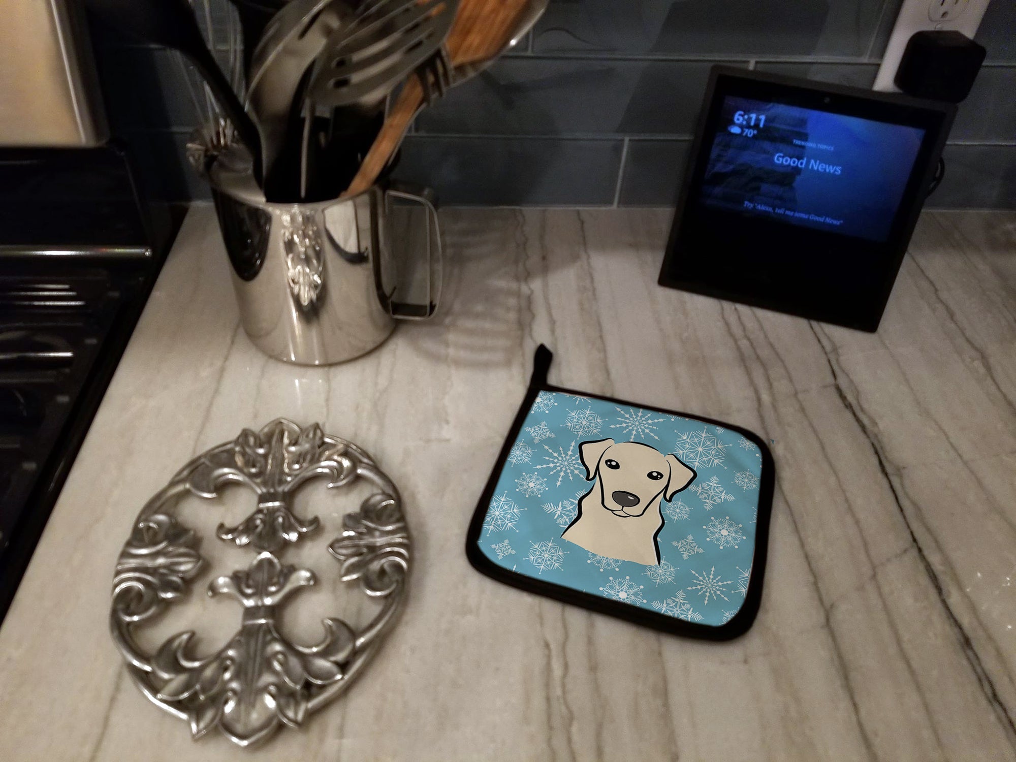 Snowflake Yellow Labrador Pot Holder Set of 2 Heat Resistant Quilted Hot Pads 7.5 x 7.5 Inch, Insulated Kitchen Trivets for Cooking & Baking