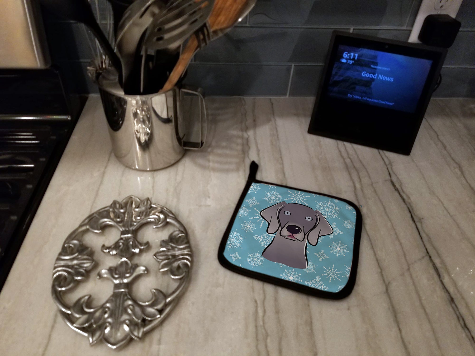 Snowflake Weimaraner Pot Holder Set of 2 Heat Resistant Quilted Hot Pads 7.5 x 7.5 Inch, Insulated Kitchen Trivets for Cooking & Baking