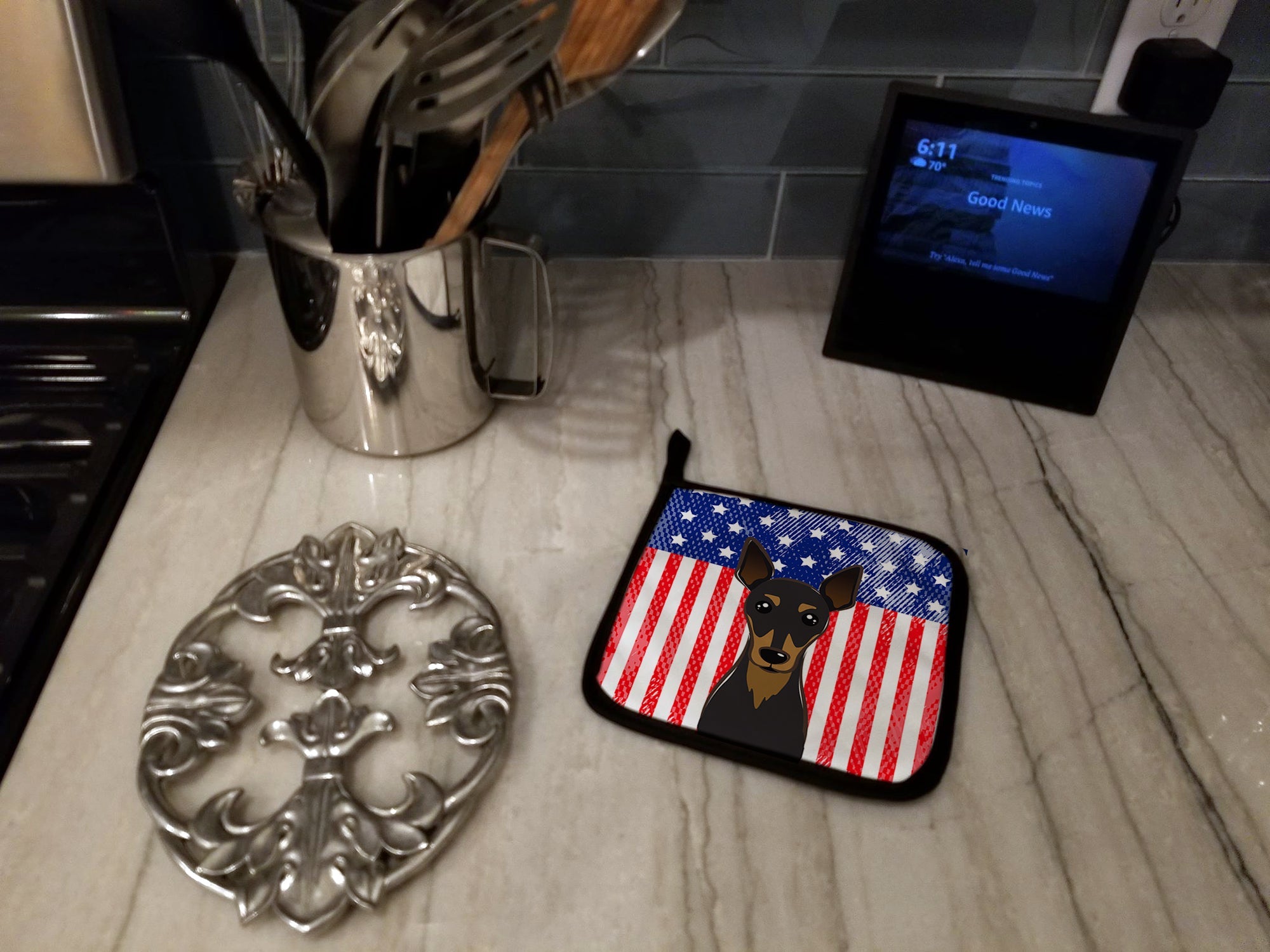 American Flag and Min Pin Pot Holder Set of 2 Heat Resistant Quilted Hot Pads 7.5 x 7.5 Inch, Insulated Kitchen Trivets for Cooking & Baking