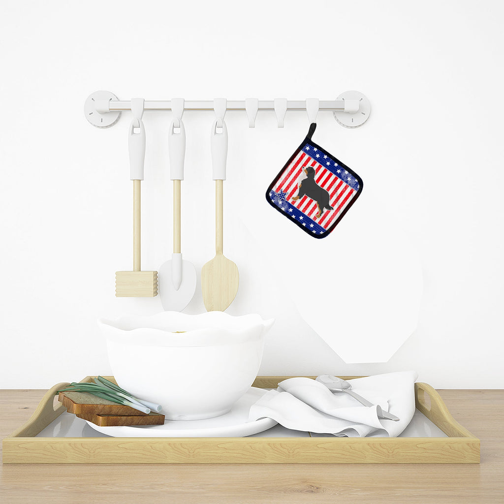 USA Patriotic Bernese Mountain Dog Pot Holder Set of 2 Heat Resistant Quilted Hot Pads 7.5 x 7.5 Inch, Insulated Kitchen Trivets for Cooking & Baking
