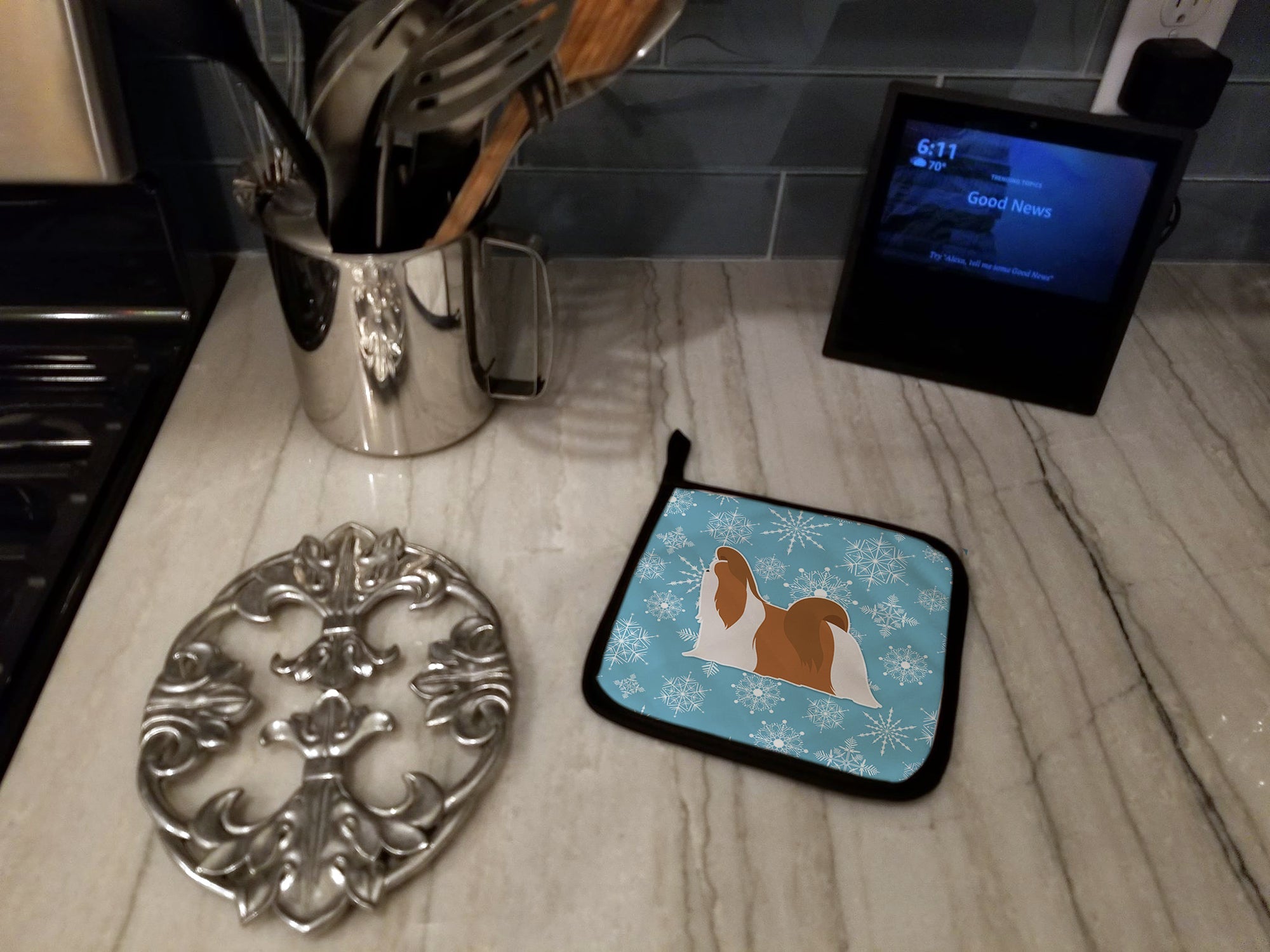 Winter Snowflake Shih Tzu Pot Holder Set of 2 Heat Resistant Quilted Hot Pads 7.5 x 7.5 Inch, Insulated Kitchen Trivets for Cooking & Baking