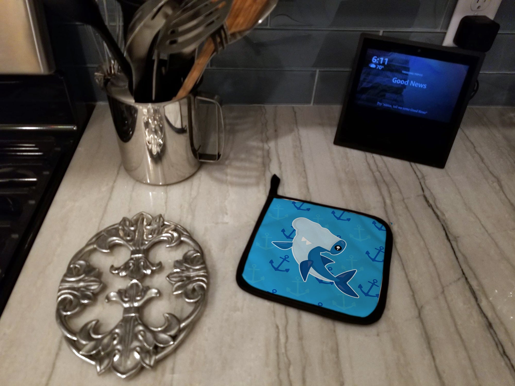 Hammerhead Shark on Anchors Pot Holder Set of 2 Heat Resistant Quilted Hot Pads 7.5 x 7.5 Inch, Insulated Kitchen Trivets for Cooking & Baking