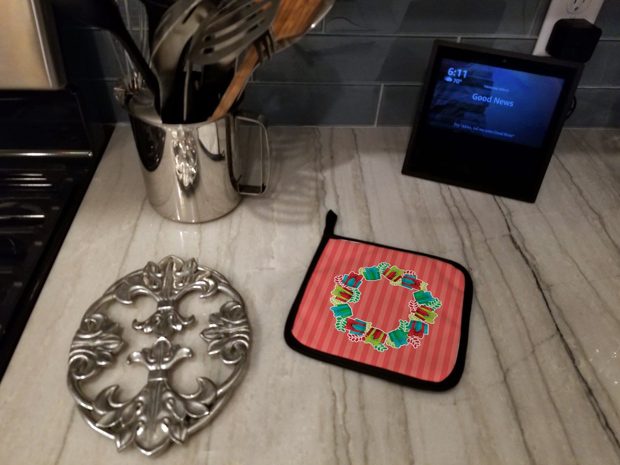 Christmas Wreath Presents Pot Holder Set of 2 Heat Resistant Quilted Hot Pads 7.5 x 7.5 Inch, Insulated Kitchen Trivets for Cooking & Baking