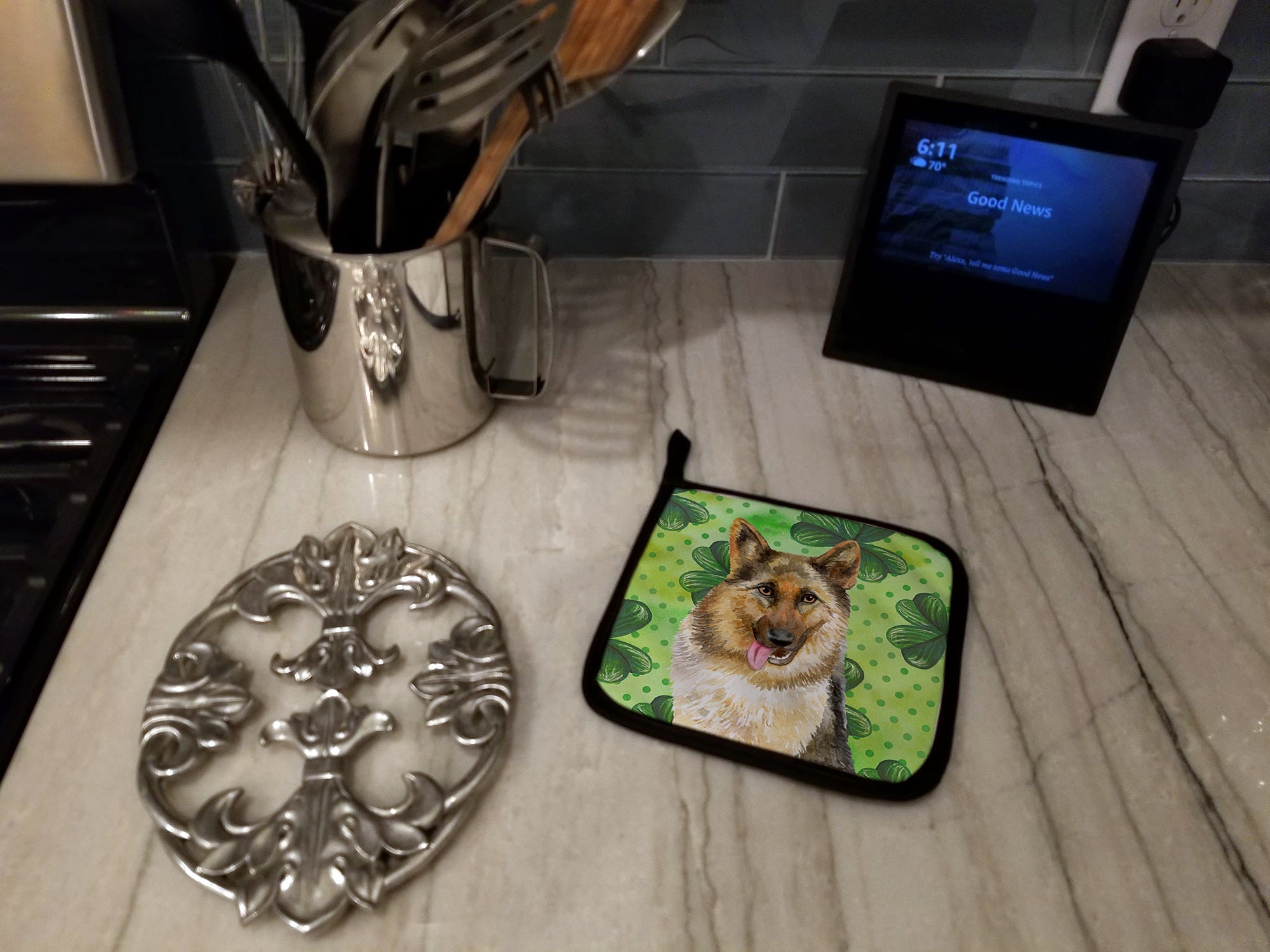German Shepherd St Patrick's Pot Holder Set of 2 Heat Resistant Quilted Hot Pads 7.5 x 7.5 Inch, Insulated Kitchen Trivets for Cooking & Baking