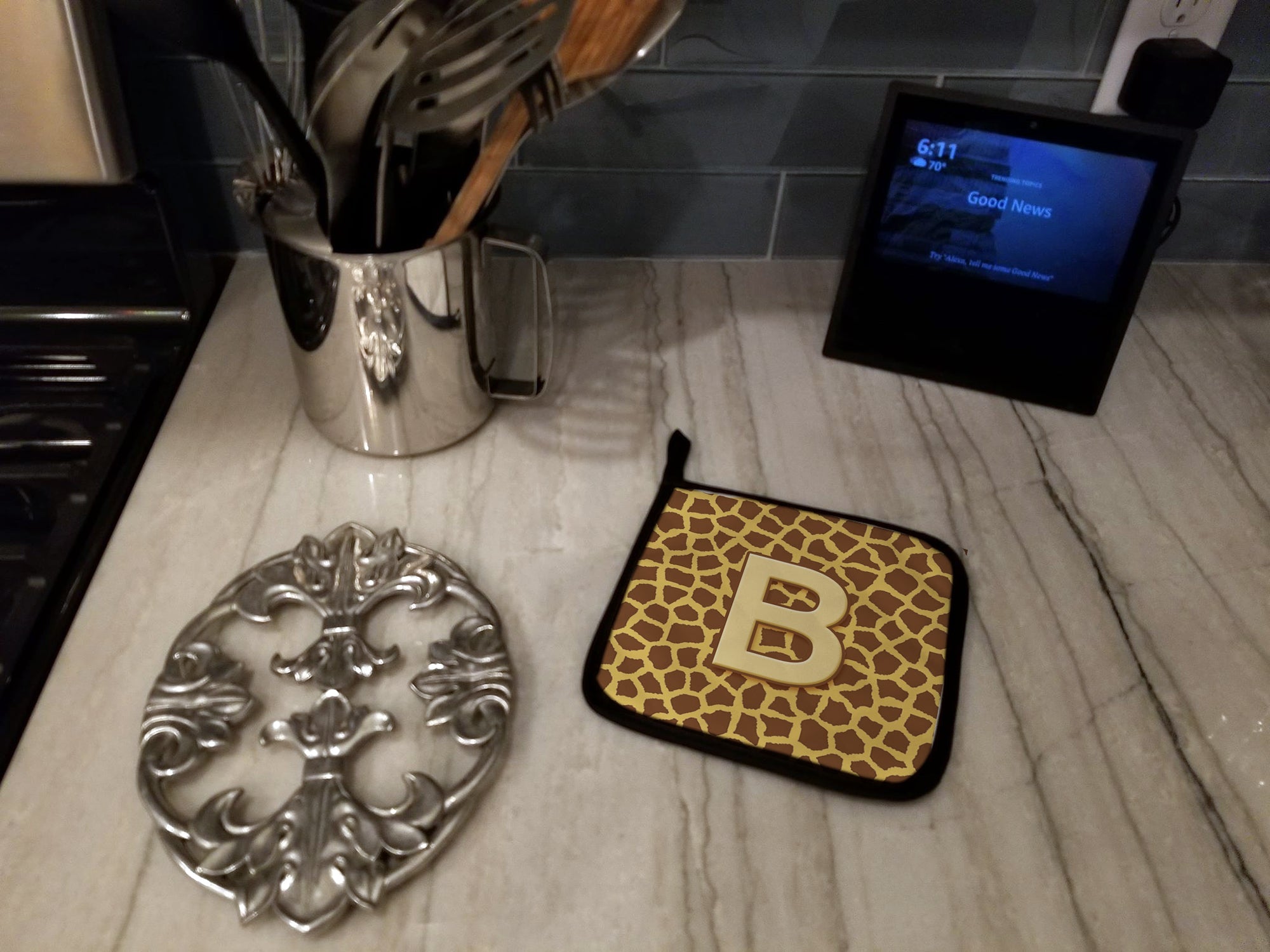 Letter C Initial Monogram - Giraffe Pot Holder Set of 2 Heat Resistant Quilted Hot Pads 7.5 x 7.5 Inch, Insulated Kitchen Trivets for Cooking & Baking