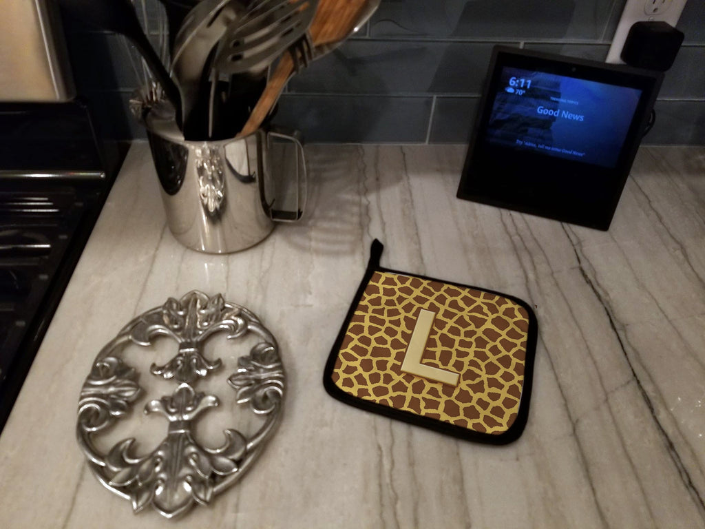 Letter L Initial Monogram - Giraffe Pot Holder Set of 2 Heat Resistant Quilted Hot Pads 7.5 x 7.5 Inch, Insulated Kitchen Trivets for Cooking & Baking