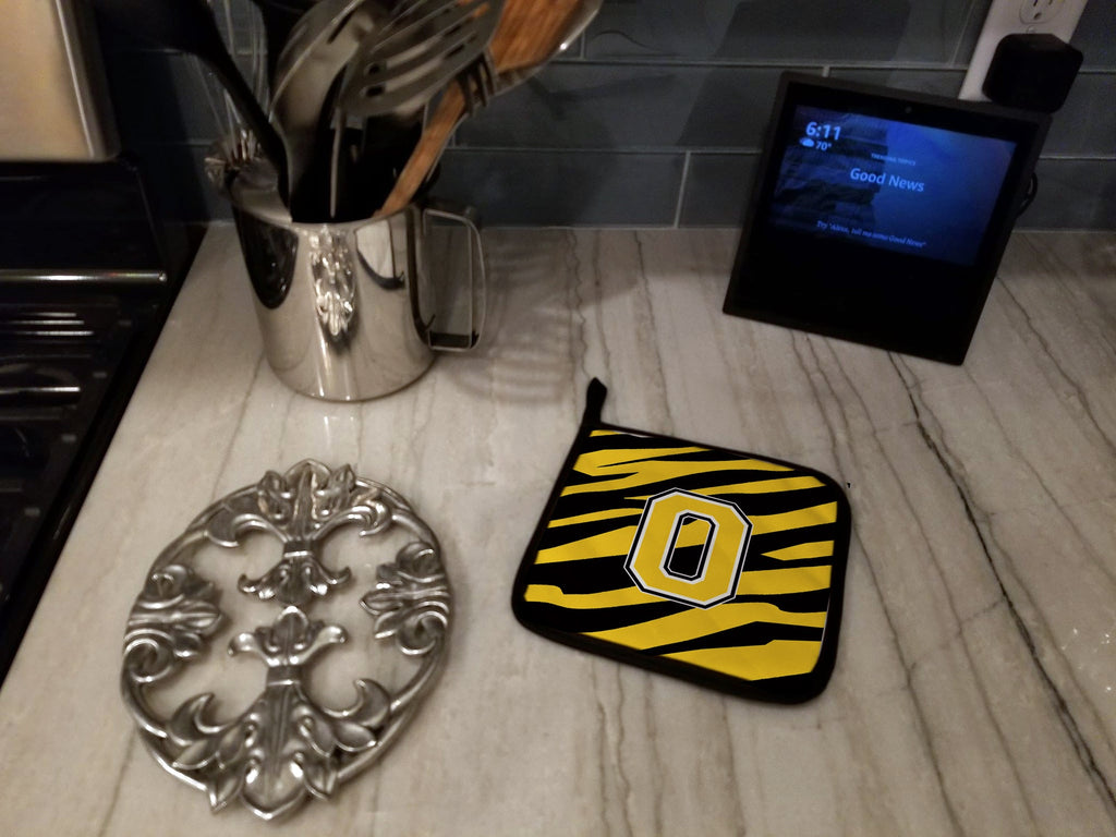 Letter O Initial Tiger Stripe - Black Gold  Pot Holder Set of 2 Heat Resistant Quilted Hot Pads 7.5 x 7.5 Inch, Insulated Kitchen Trivets for Cooking & Baking
