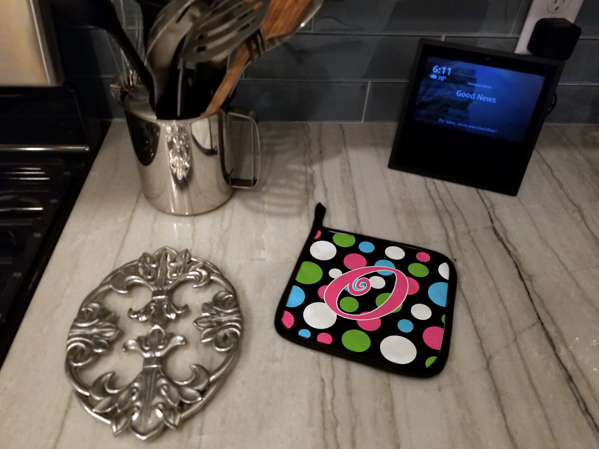Letter O Initial Monogram - Polkadots and Pink Pot Holder Set of 2 Heat Resistant Quilted Hot Pads 7.5 x 7.5 Inch, Insulated Kitchen Trivets for Cooking & Baking