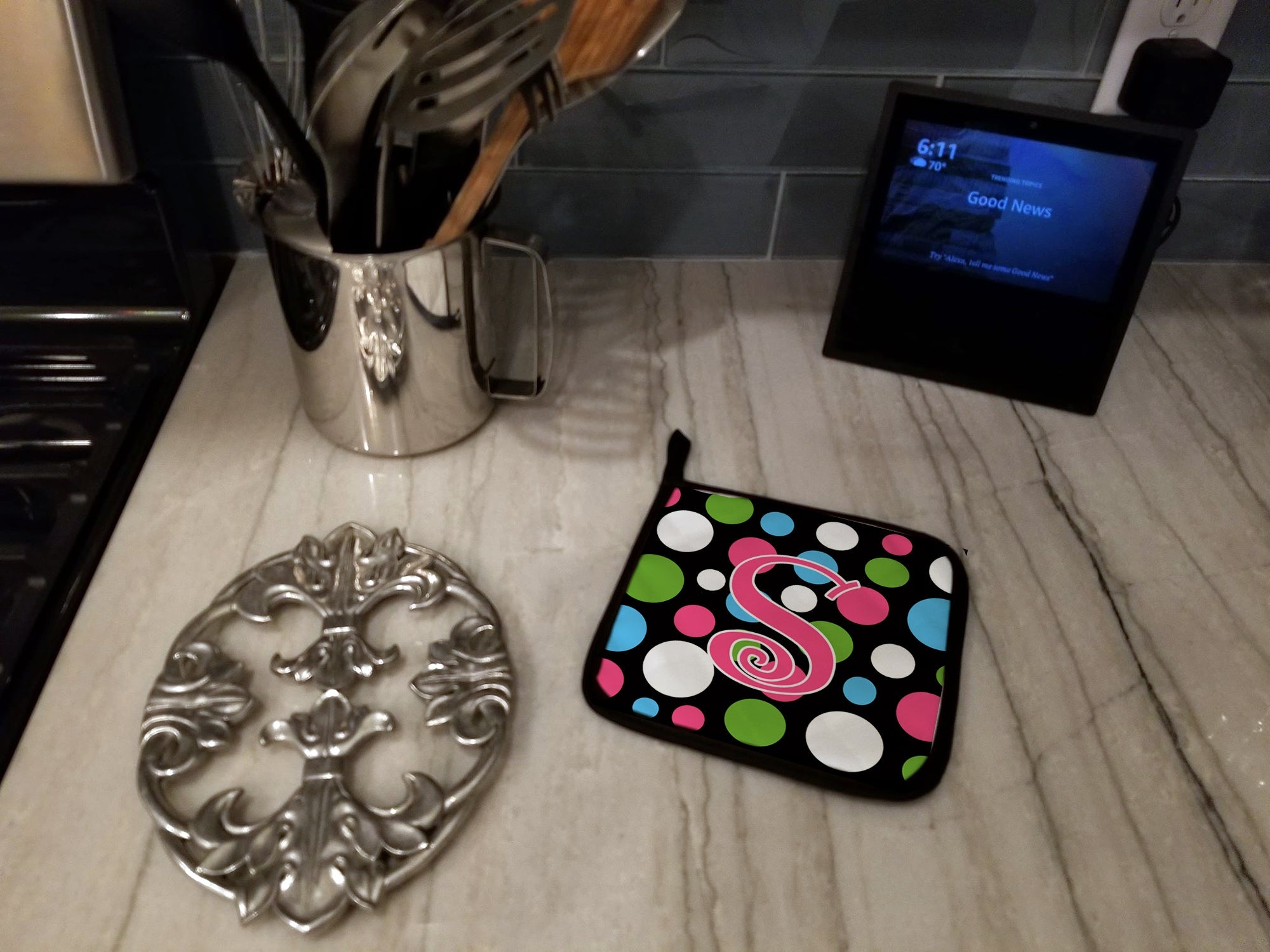 Letter S Initial Monogram - Polkadots and Pink Pot Holder Set of 2 Heat Resistant Quilted Hot Pads 7.5 x 7.5 Inch, Insulated Kitchen Trivets for Cooking & Baking