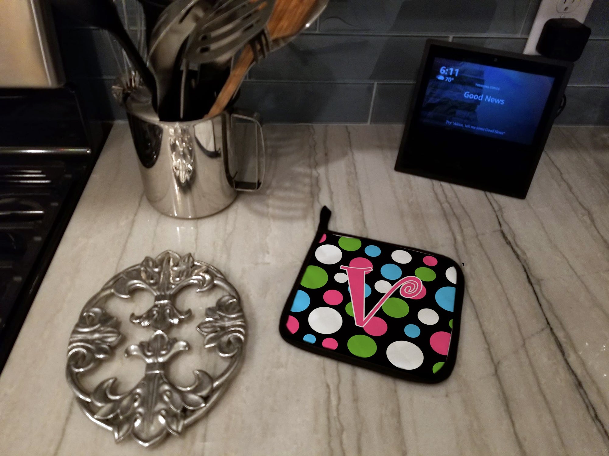 Letter V Initial Monogram - Polkadots and Pink Pot Holder Set of 2 Heat Resistant Quilted Hot Pads 7.5 x 7.5 Inch, Insulated Kitchen Trivets for Cooking & Baking