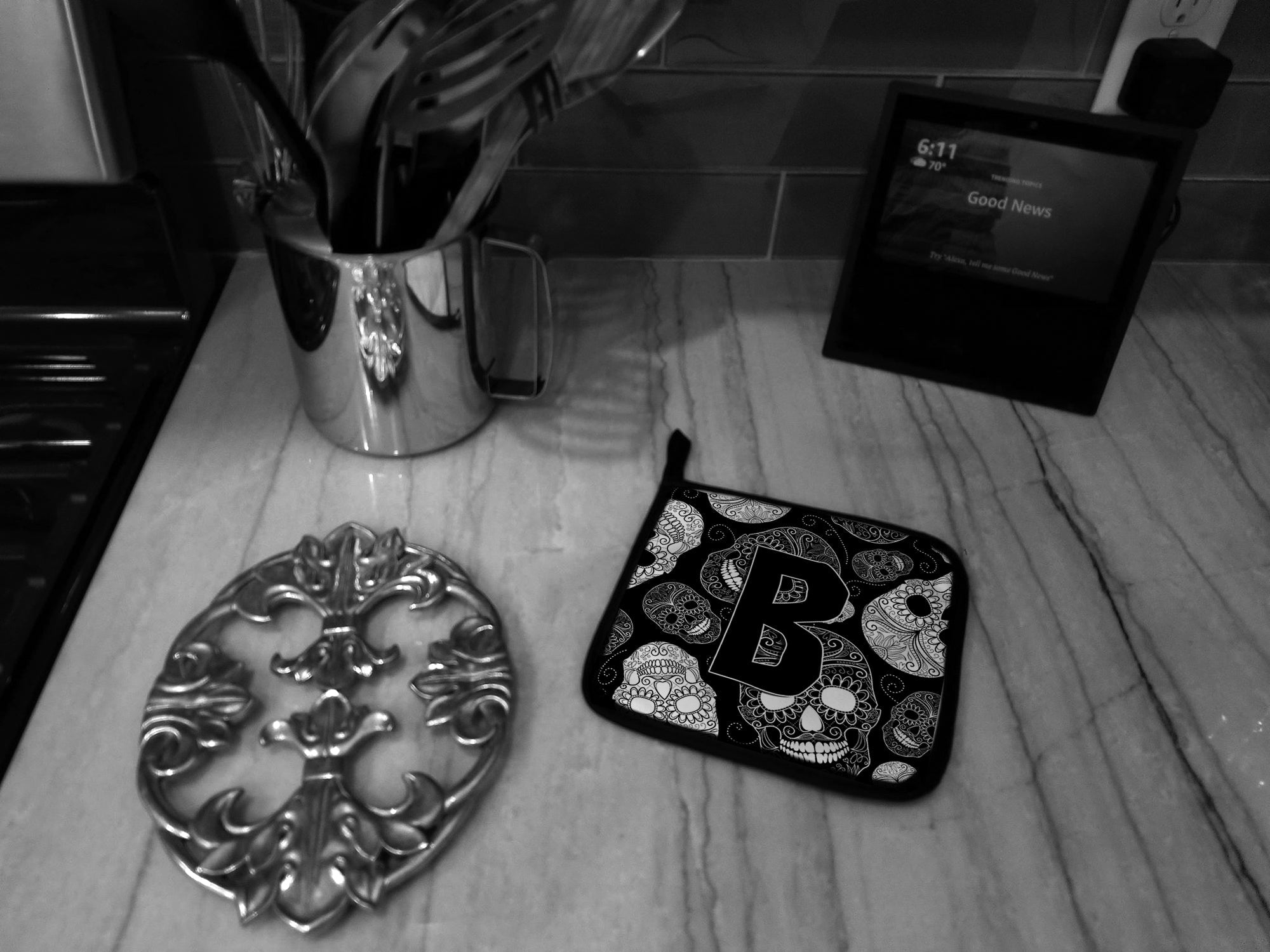Letter B Day of the Dead Skulls Black Pot Holder Set of 2 Heat Resistant Quilted Hot Pads 7.5 x 7.5 Inch, Insulated Kitchen Trivets for Cooking & Baking