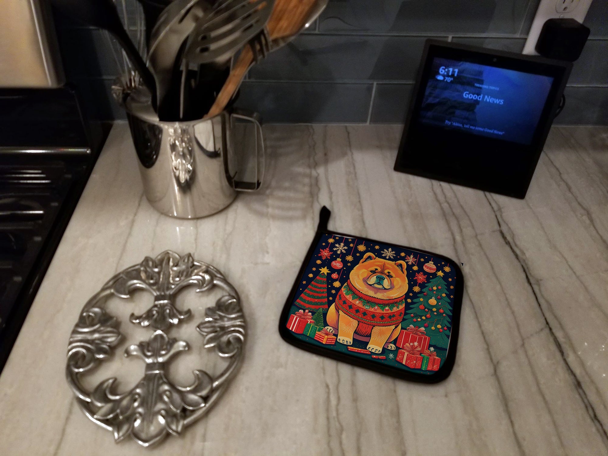 Chow Chow Christmas Pot Holder Set of 2 Heat Resistant Quilted Hot Pads 7.5 x 7.5 Inch, Insulated Kitchen Trivets for Cooking & Baking