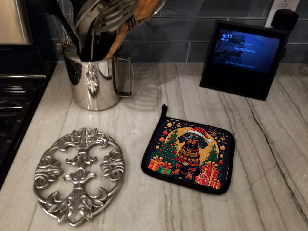 Black and Tan Dachshund Christmas Pot Holder Set of 2 Heat Resistant Quilted Hot Pads 7.5 x 7.5 Inch, Insulated Kitchen Trivets for Cooking & Baking