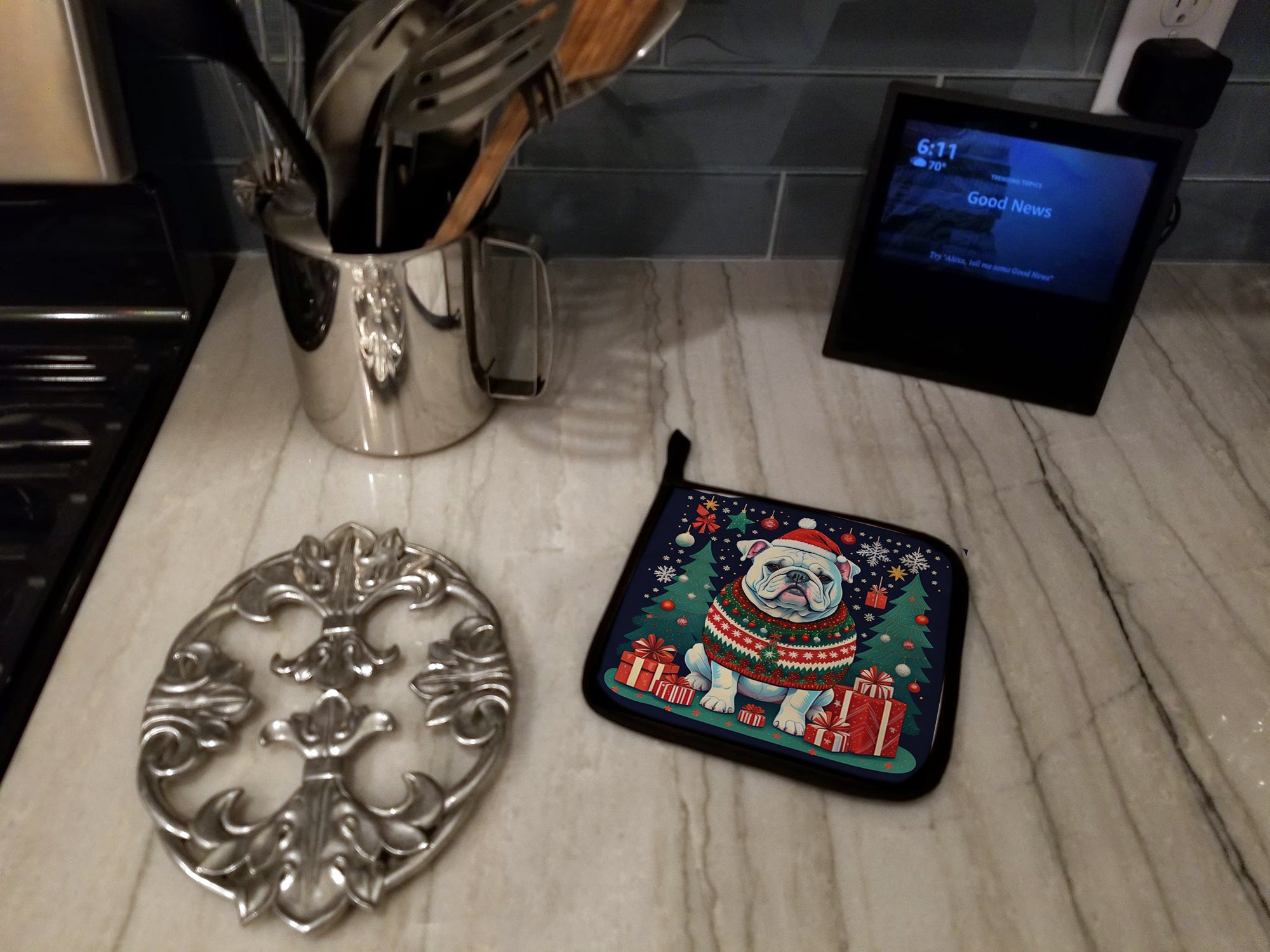White English Bulldog Christmas Pot Holder Set of 2 Heat Resistant Quilted Hot Pads 7.5 x 7.5 Inch, Insulated Kitchen Trivets for Cooking & Baking