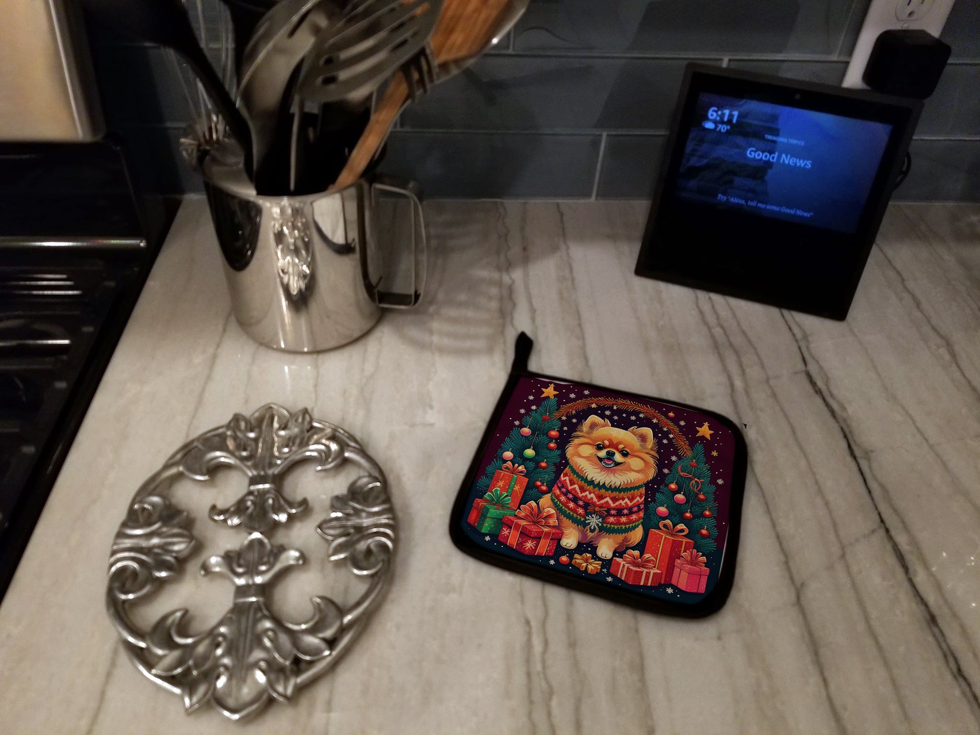 Pomeranian Christmas Pot Holder Set of 2 Heat Resistant Quilted Hot Pads 7.5 x 7.5 Inch, Insulated Kitchen Trivets for Cooking & Baking