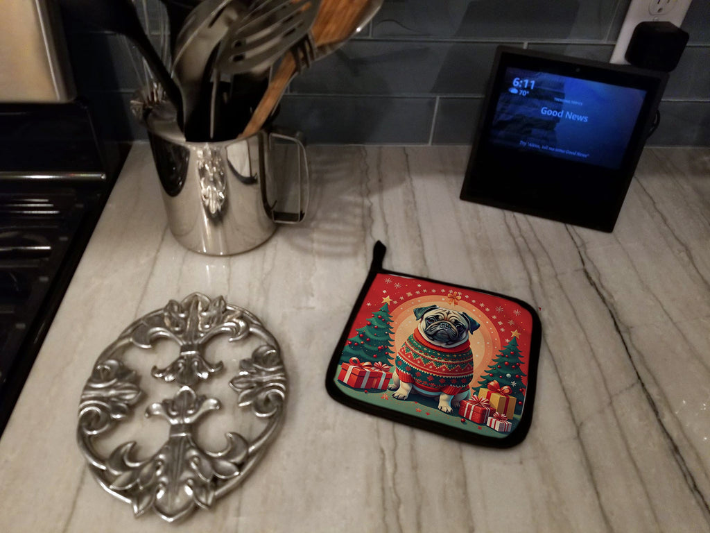 Fawn Pug Christmas Pot Holder Set of 2 Heat Resistant Quilted Hot Pads 7.5 x 7.5 Inch, Insulated Kitchen Trivets for Cooking & Baking