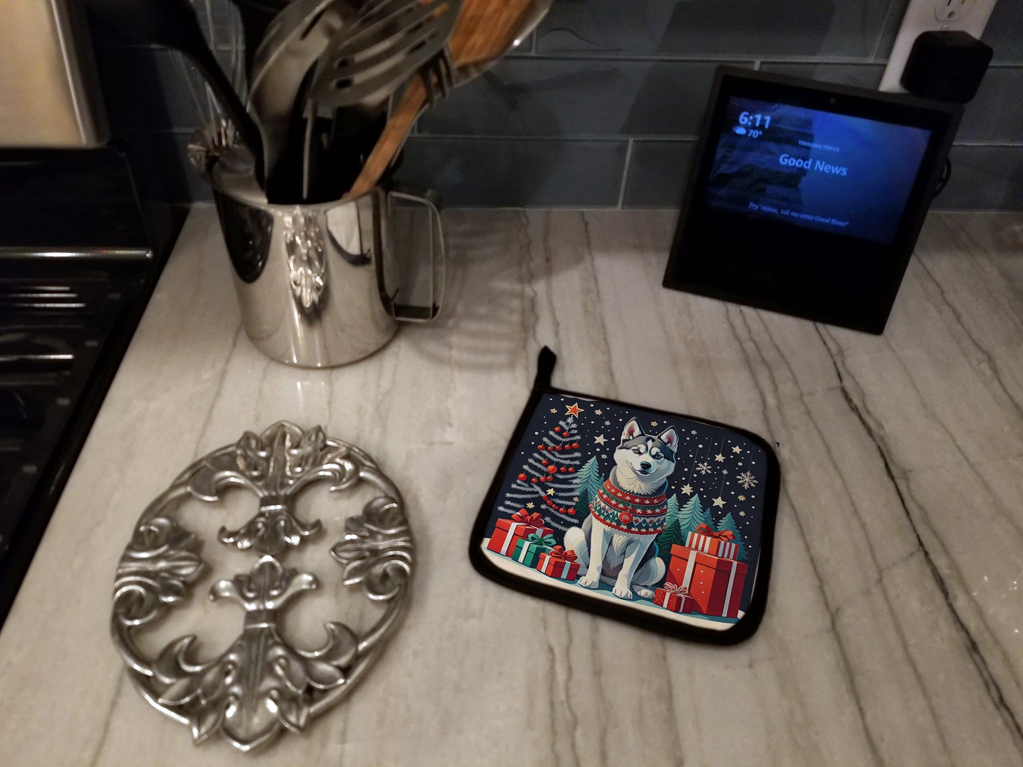Siberian Husky Christmas Pot Holder Set of 2 Heat Resistant Quilted Hot Pads 7.5 x 7.5 Inch, Insulated Kitchen Trivets for Cooking & Baking
