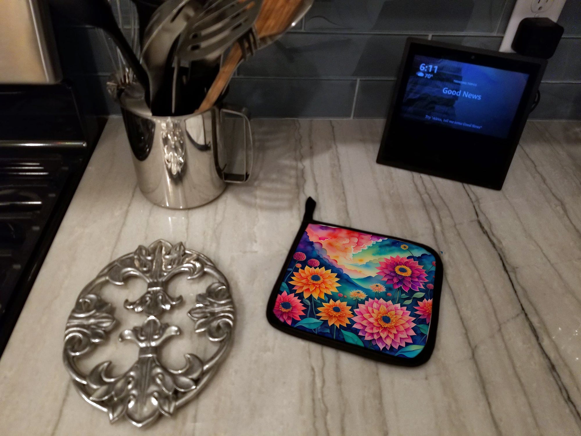 Colorful Dahlias Pot Holder Set of 2 Heat Resistant Quilted Hot Pads 7.5 x 7.5 Inch, Insulated Kitchen Trivets for Cooking & Baking