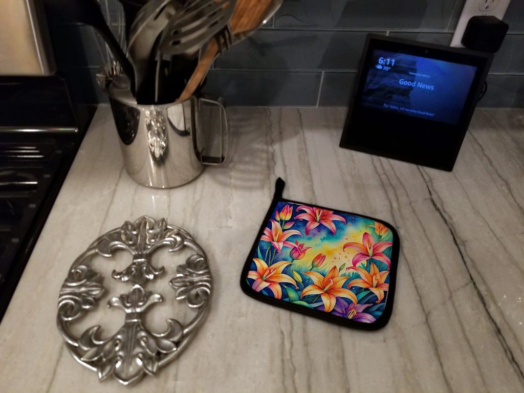 Colorful Lilies Pot Holder Set of 2 Heat Resistant Quilted Hot Pads 7.5 x 7.5 Inch, Insulated Kitchen Trivets for Cooking & Baking