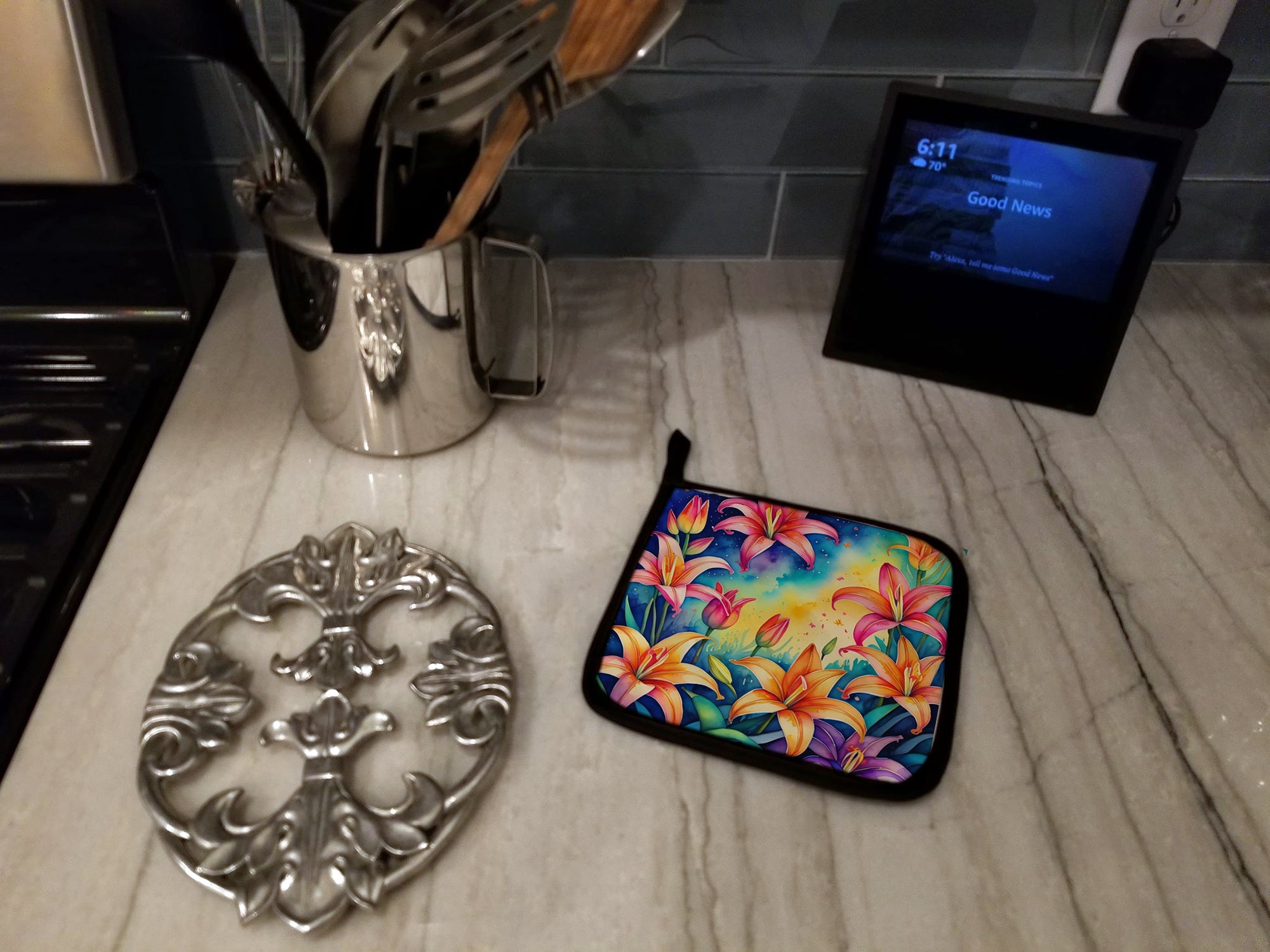 Colorful Lilies Pot Holder Set of 2 Heat Resistant Quilted Hot Pads 7.5 x 7.5 Inch, Insulated Kitchen Trivets for Cooking & Baking