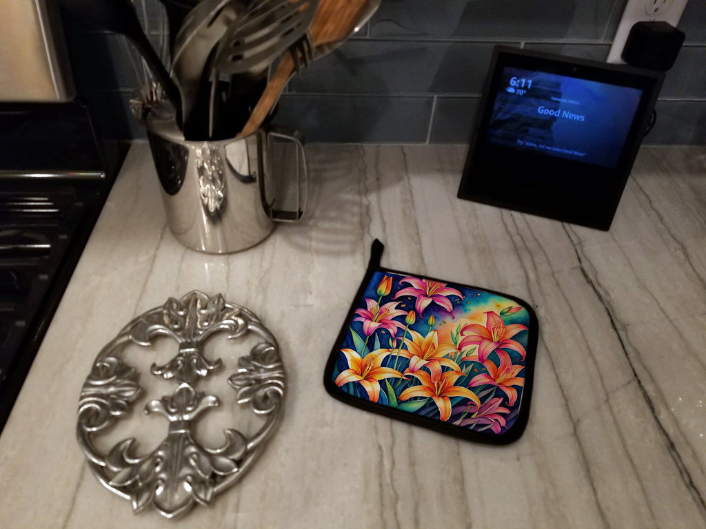 Colorful Lilies Pot Holder Set of 2 Heat Resistant Quilted Hot Pads 7.5 x 7.5 Inch, Insulated Kitchen Trivets for Cooking & Baking