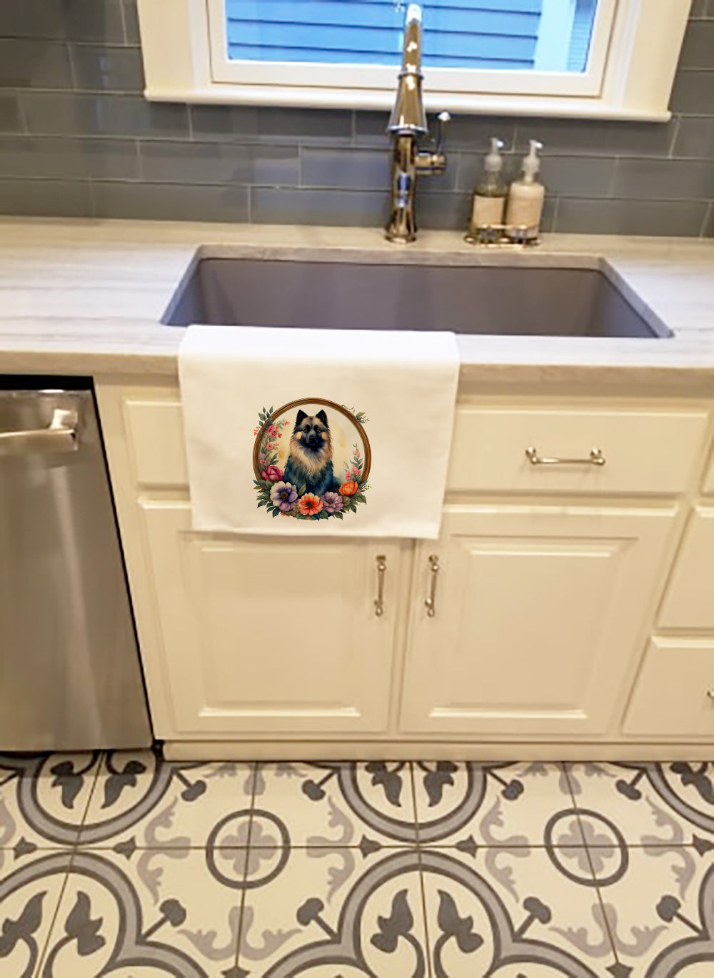 Keeshond and Flowers Kitchen Towel Set of 2 White Dish Towels Decorative Bathroom Hand towel for Hand, Face, Hair, Yoga, Tea, Dishcloth, 19 X 28", White