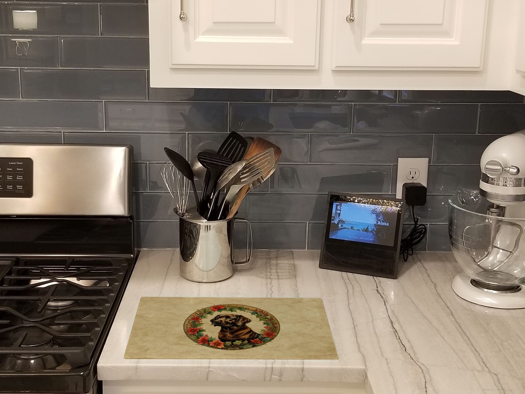 Labrador Retriever Christmas Flowers Cutting Board Tempered Glass Kitchen Cutting Surface, Heat Resistant Chopping, Non-Slip Feet, Food Prep & Serving