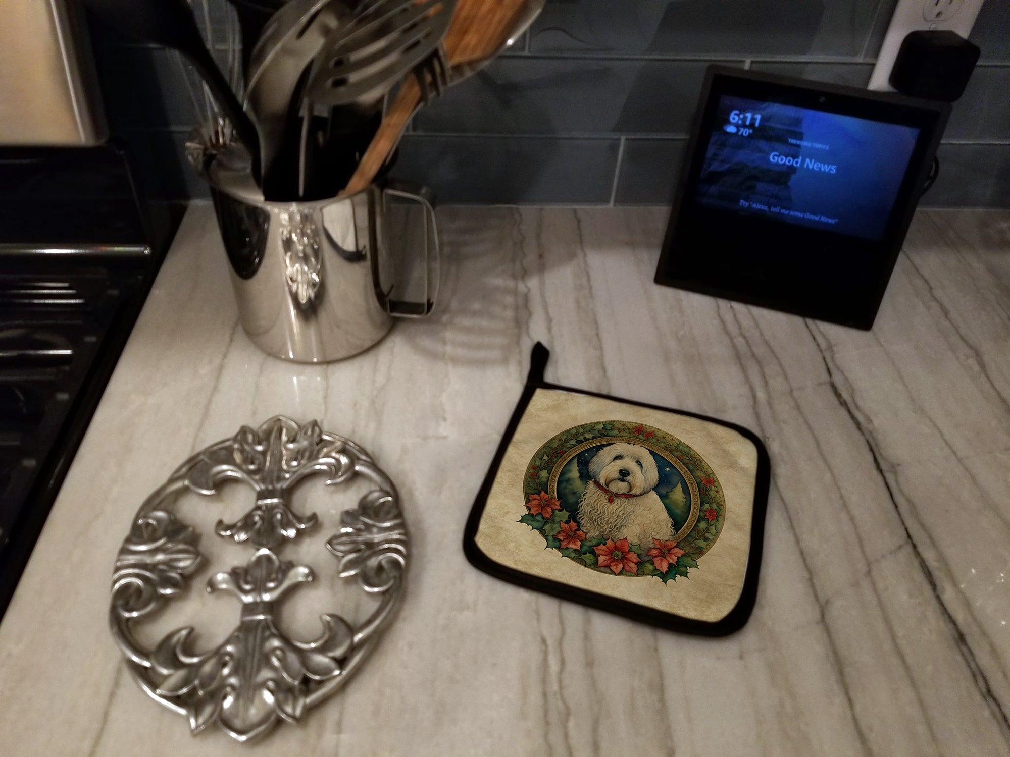 Old English Sheepdog Christmas Flowers Pot Holder Set of 2 Heat Resistant Quilted Hot Pads 7.5 x 7.5 Inch, Insulated Kitchen Trivets for Cooking & Baking