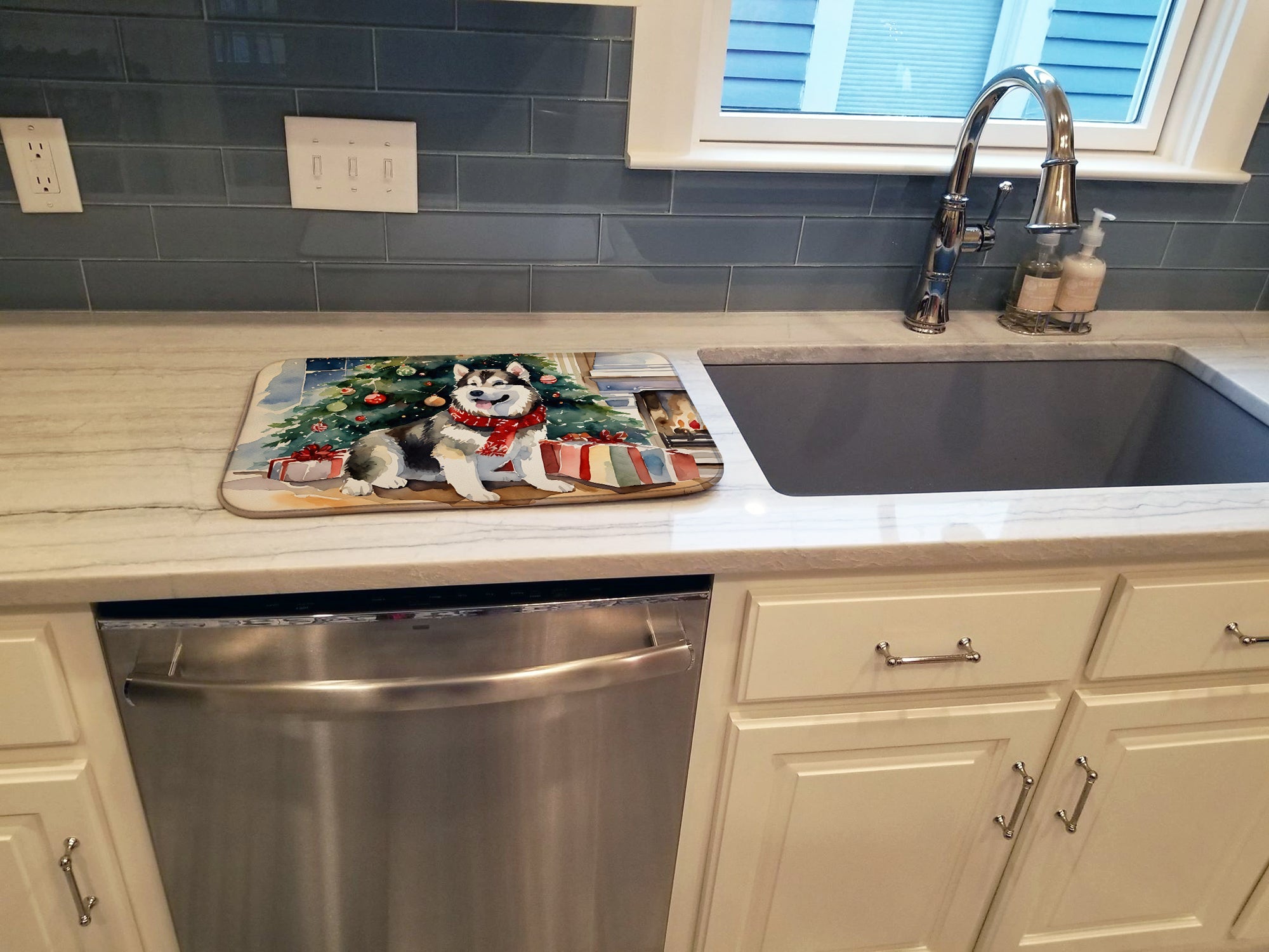 Alaskan Malamute Cozy Christmas Dish Drying Mat Absorbent Dish Drying Mat Pad for Kitchen Counter Dish Drainer Mat for Countertop, 14 x 21", Multicolor