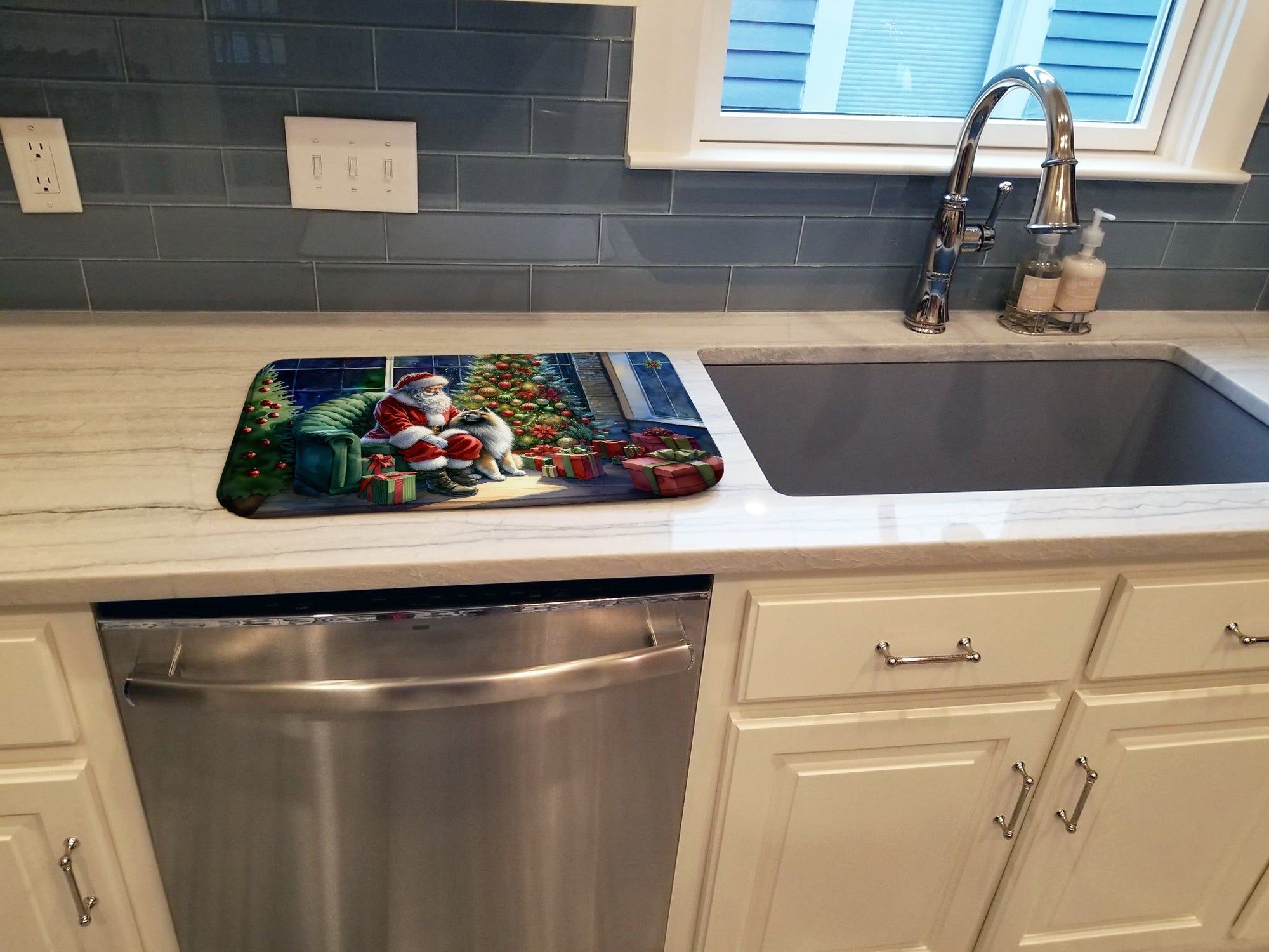 Keeshond and Santa Claus Dish Drying Mat Absorbent Dish Drying Mat Pad for Kitchen Counter Dish Drainer Mat for Countertop, 14 x 21", Multicolor