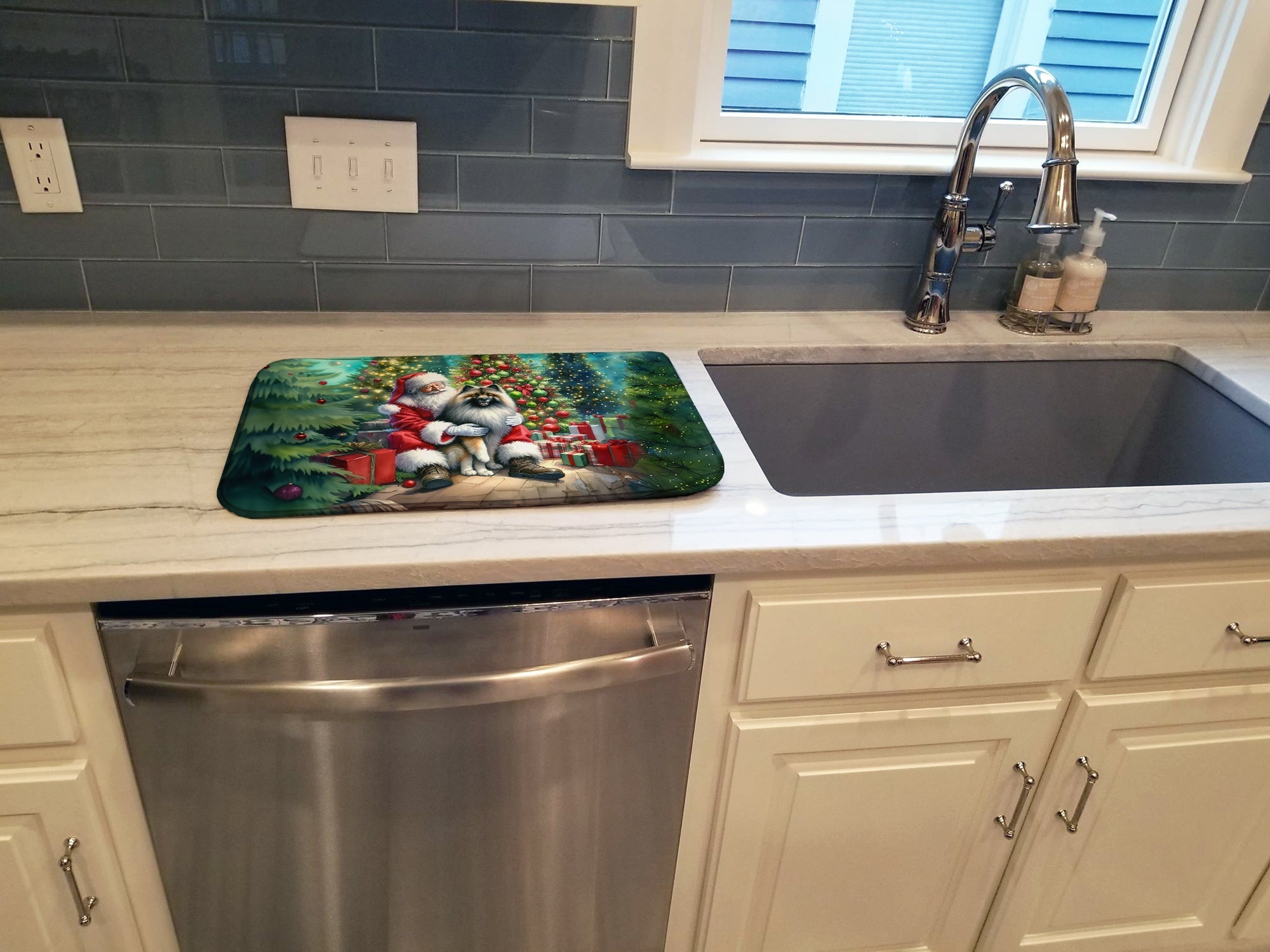 Keeshond and Santa Claus Dish Drying Mat Absorbent Dish Drying Mat Pad for Kitchen Counter Dish Drainer Mat for Countertop, 14 x 21", Multicolor