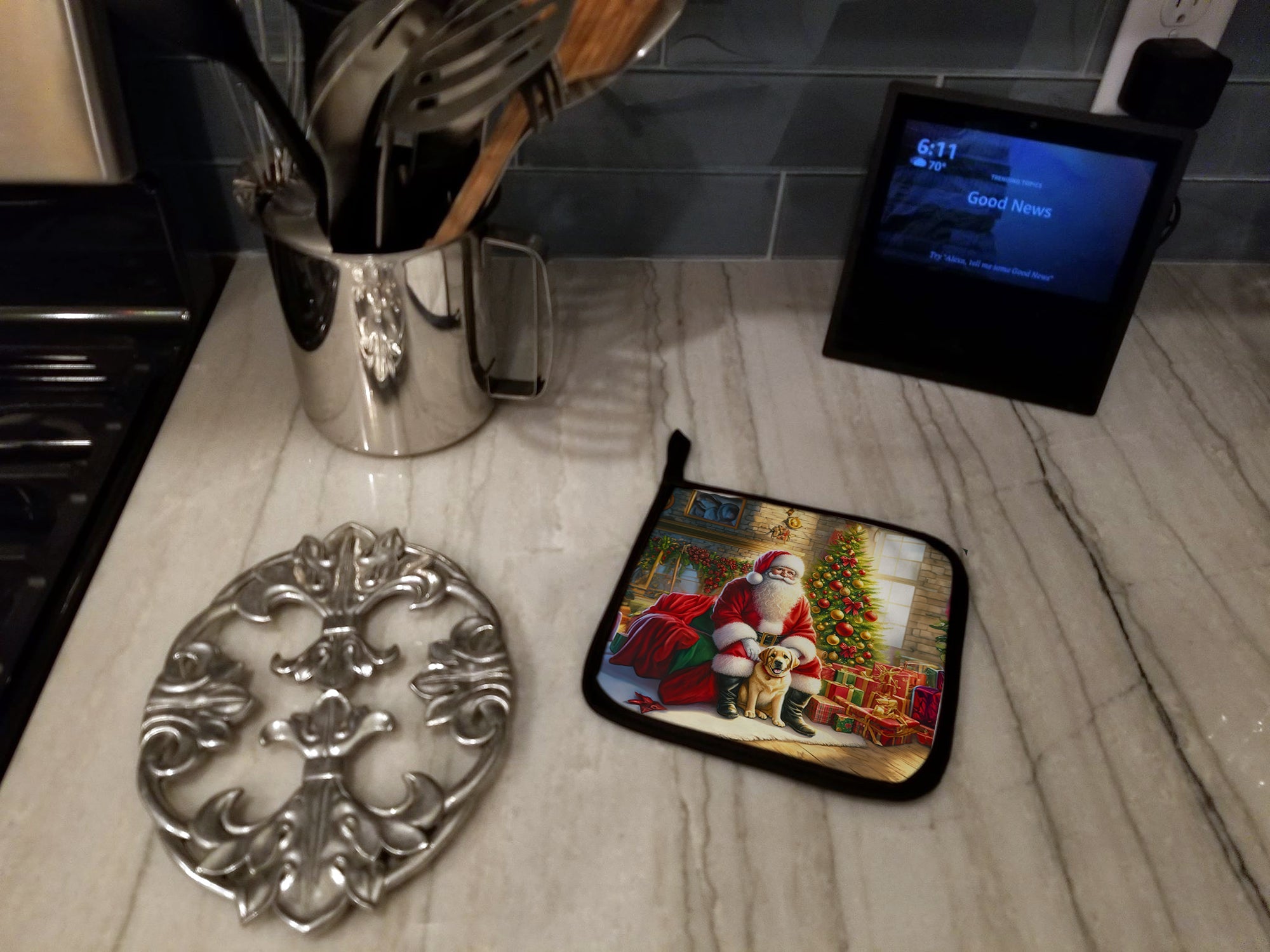 Labrador Retriever and Santa Claus Pot Holder Set of 2 Heat Resistant Quilted Hot Pads 7.5 x 7.5 Inch, Insulated Kitchen Trivets for Cooking & Baking