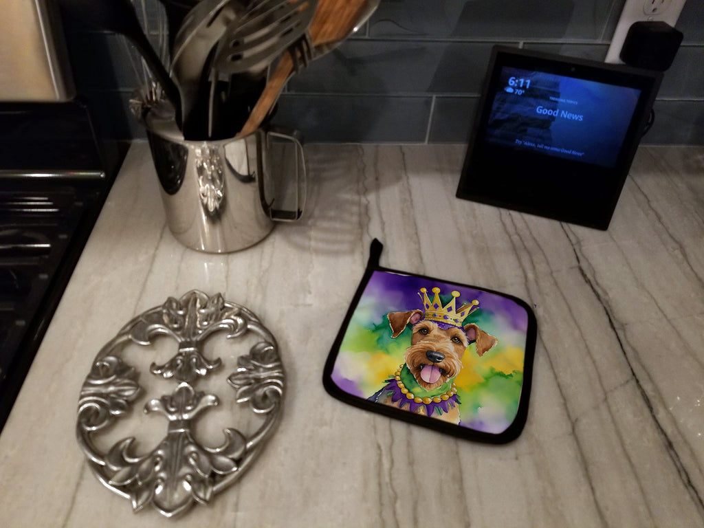 Airedale Terrier King of Mardi Gras Pot Holder Set of 2 Heat Resistant Quilted Hot Pads 7.5 x 7.5 Inch, Insulated Kitchen Trivets for Cooking & Baking