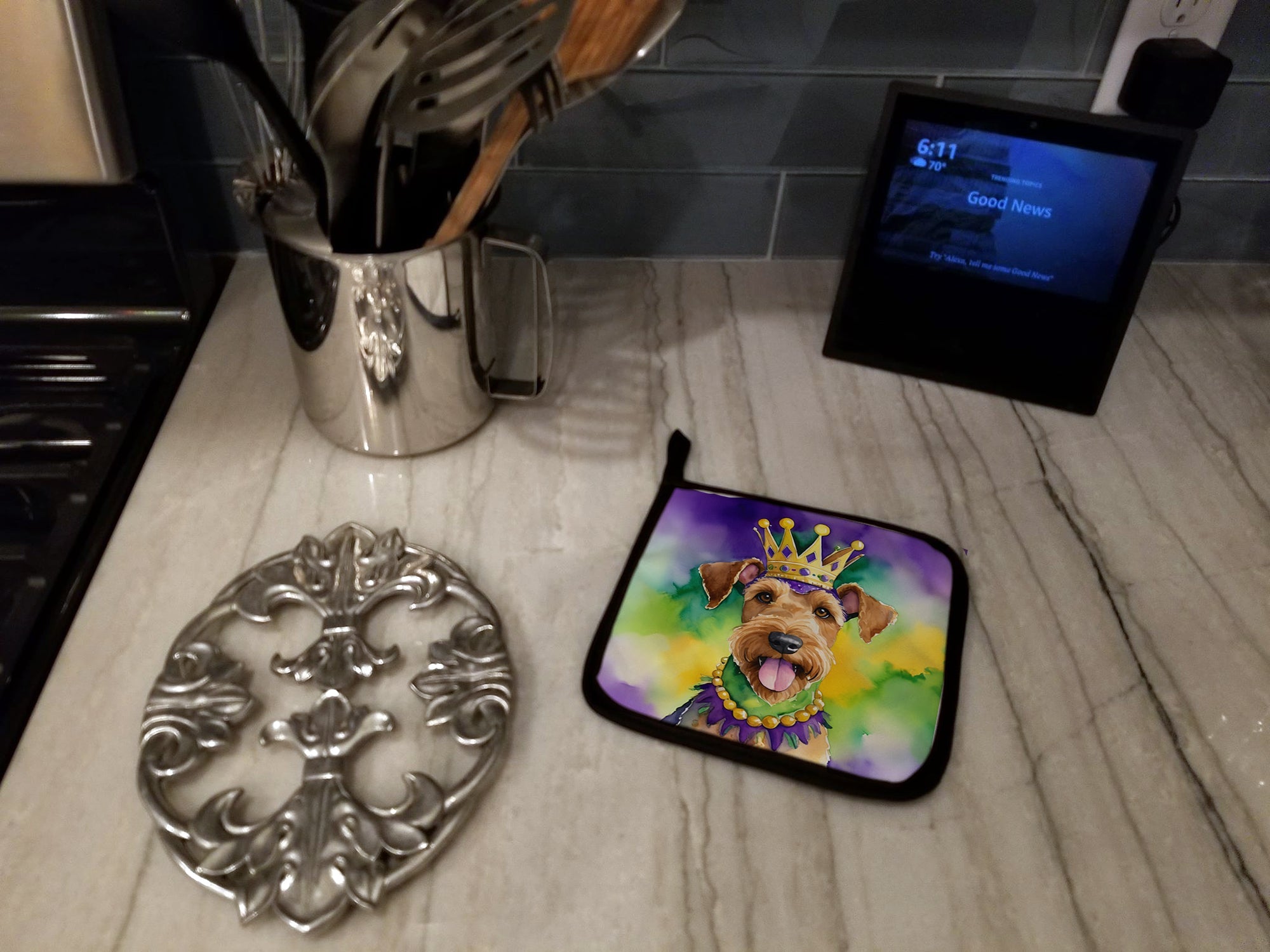 Airedale Terrier King of Mardi Gras Pot Holder Set of 2 Heat Resistant Quilted Hot Pads 7.5 x 7.5 Inch, Insulated Kitchen Trivets for Cooking & Baking