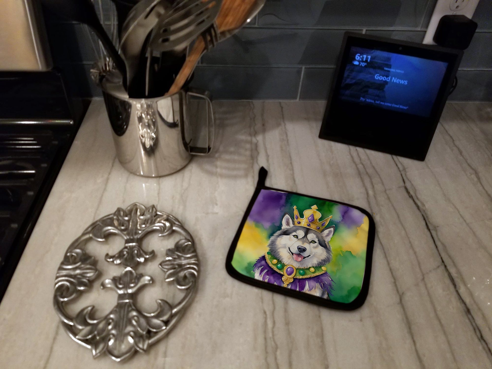 Alaskan Malamute King of Mardi Gras Pot Holder Set of 2 Heat Resistant Quilted Hot Pads 7.5 x 7.5 Inch, Insulated Kitchen Trivets for Cooking & Baking