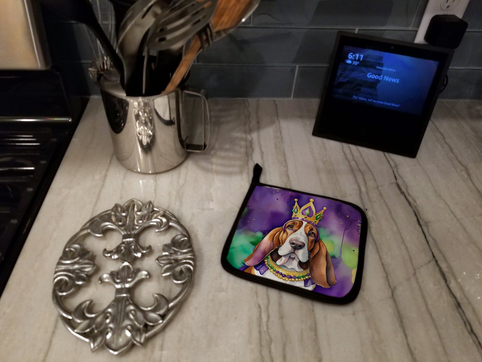 Basset Hound King of Mardi Gras Pot Holder Set of 2 Heat Resistant Quilted Hot Pads 7.5 x 7.5 Inch, Insulated Kitchen Trivets for Cooking & Baking