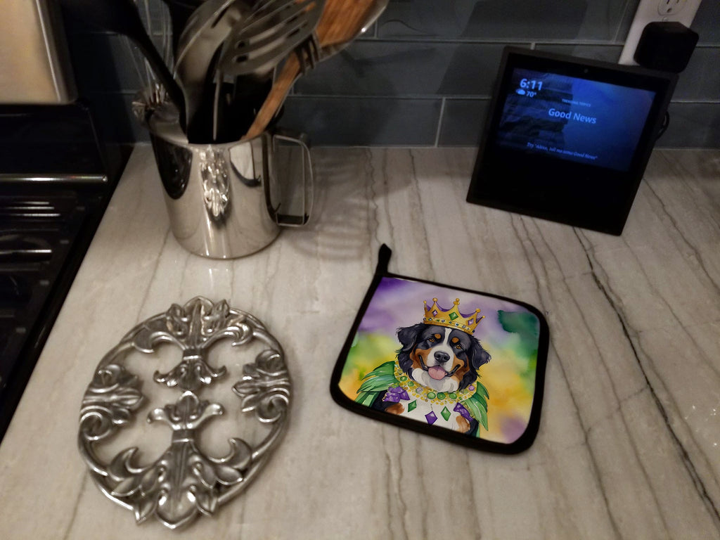Bernese Mountain Dog King of Mardi Gras Pot Holder Set of 2 Heat Resistant Quilted Hot Pads 7.5 x 7.5 Inch, Insulated Kitchen Trivets for Cooking & Baking