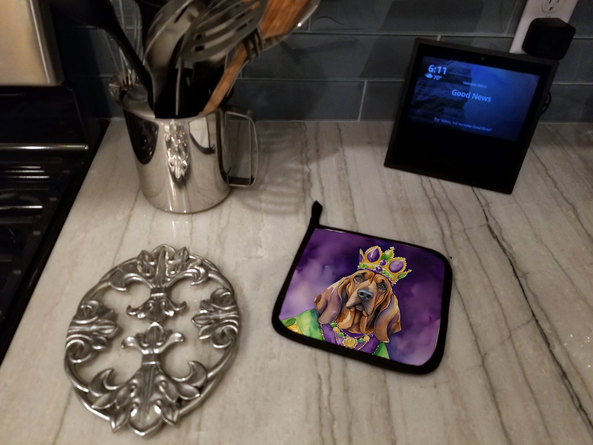 Bloodhound King of Mardi Gras Pot Holder Set of 2 Heat Resistant Quilted Hot Pads 7.5 x 7.5 Inch, Insulated Kitchen Trivets for Cooking & Baking