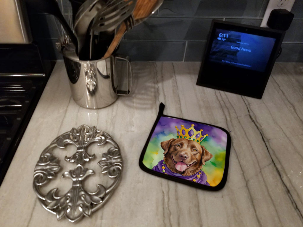 Chesapeake Bay Retriever King of Mardi Gras Pot Holder Set of 2 Heat Resistant Quilted Hot Pads 7.5 x 7.5 Inch, Insulated Kitchen Trivets for Cooking & Baking