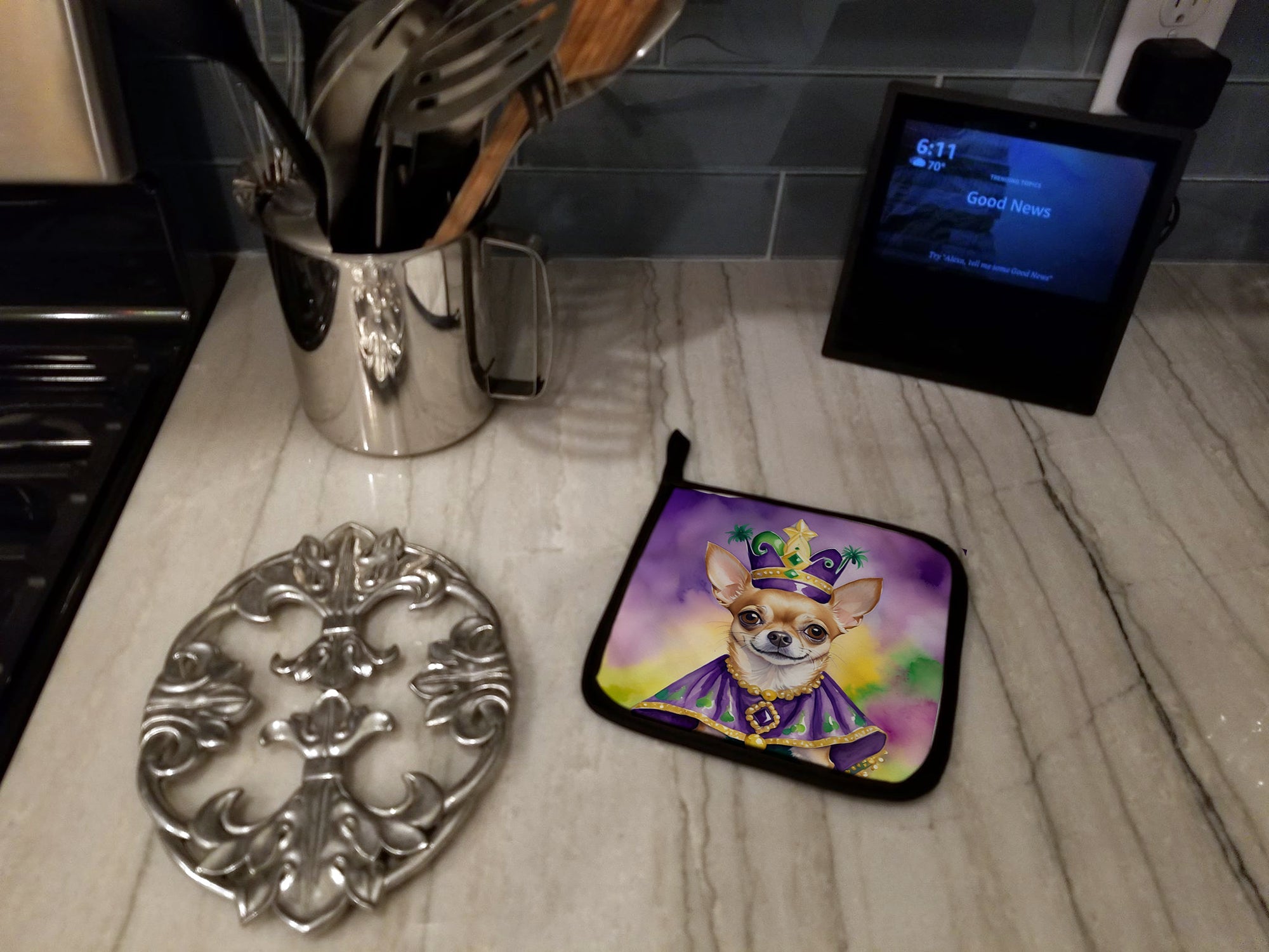 Chihuahua King of Mardi Gras Pot Holder Set of 2 Heat Resistant Quilted Hot Pads 7.5 x 7.5 Inch, Insulated Kitchen Trivets for Cooking & Baking