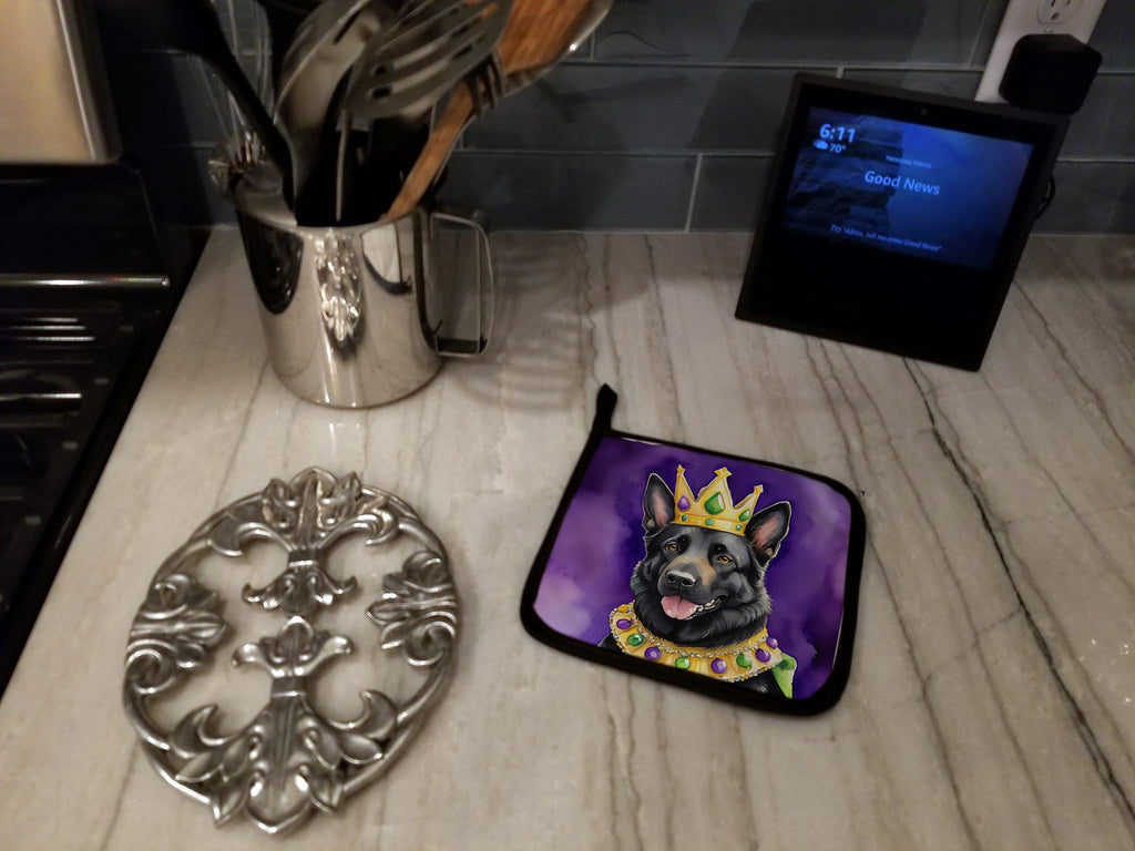 Black German Shepherd King of Mardi Gras Pot Holder Set of 2 Heat Resistant Quilted Hot Pads 7.5 x 7.5 Inch, Insulated Kitchen Trivets for Cooking & Baking