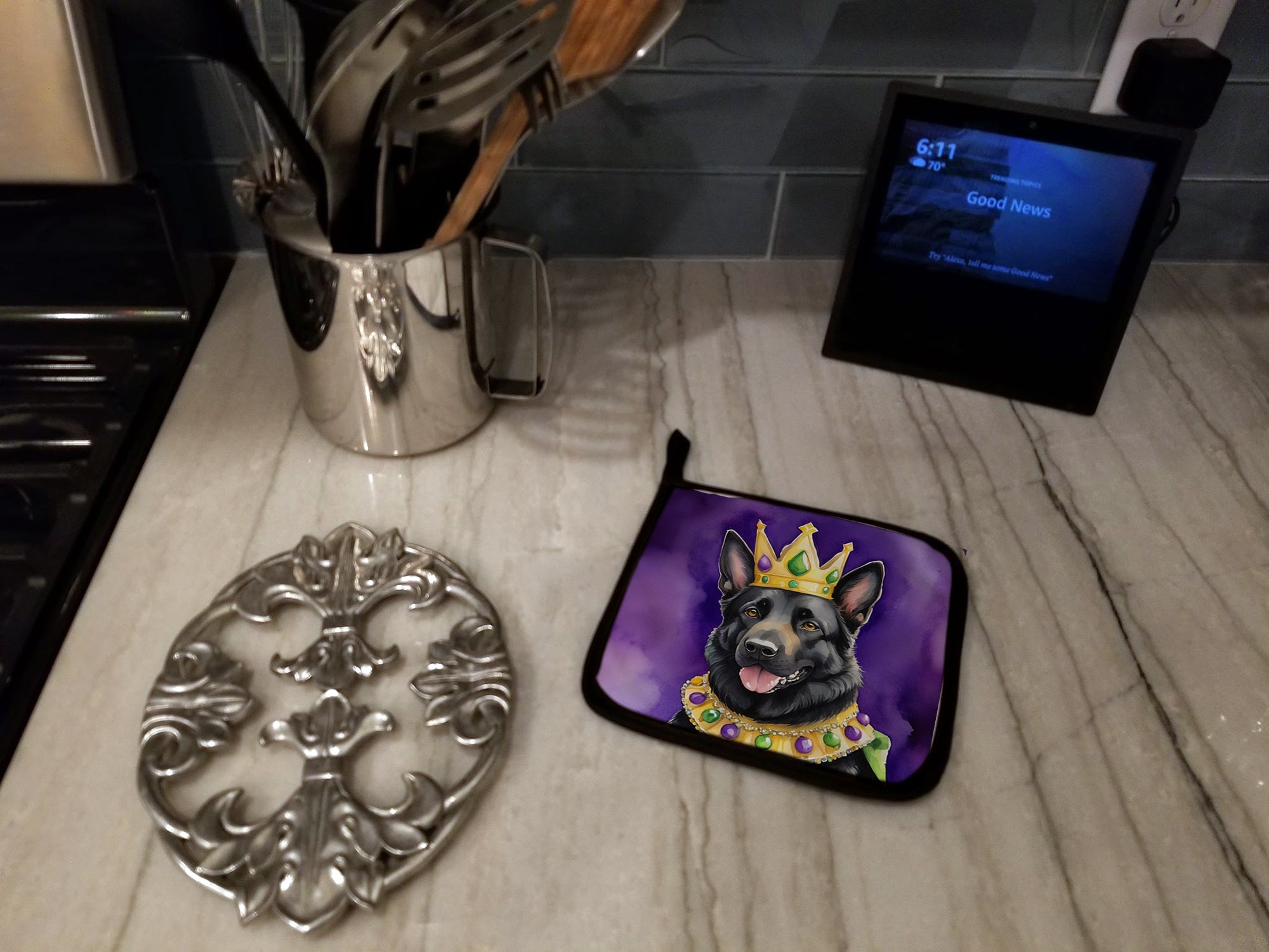 Black German Shepherd King of Mardi Gras Pot Holder Set of 2 Heat Resistant Quilted Hot Pads 7.5 x 7.5 Inch, Insulated Kitchen Trivets for Cooking & Baking