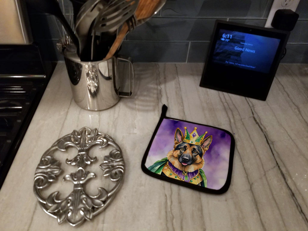 German Shepherd King of Mardi Gras Pot Holder Set of 2 Heat Resistant Quilted Hot Pads 7.5 x 7.5 Inch, Insulated Kitchen Trivets for Cooking & Baking