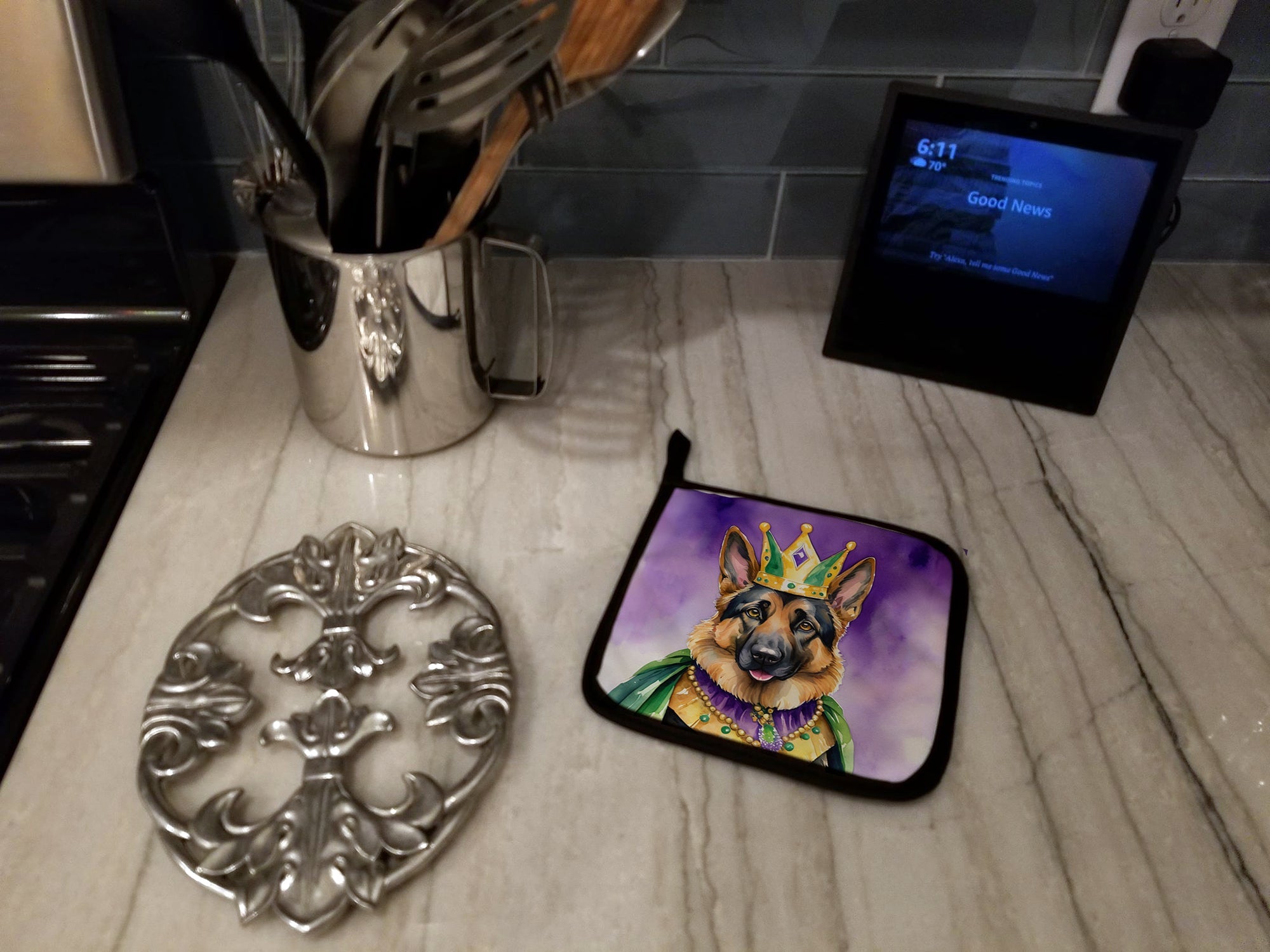 German Shepherd King of Mardi Gras Pot Holder Set of 2 Heat Resistant Quilted Hot Pads 7.5 x 7.5 Inch, Insulated Kitchen Trivets for Cooking & Baking
