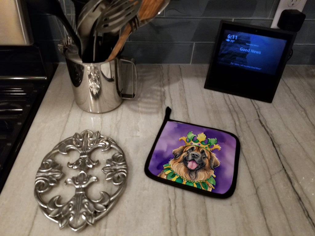 Leonberger King of Mardi Gras Pot Holder Set of 2 Heat Resistant Quilted Hot Pads 7.5 x 7.5 Inch, Insulated Kitchen Trivets for Cooking & Baking