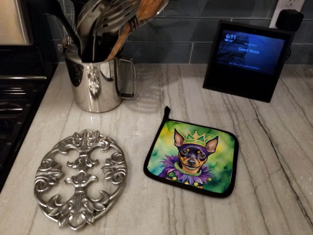 Miniature Pinscher King of Mardi Gras Pot Holder Set of 2 Heat Resistant Quilted Hot Pads 7.5 x 7.5 Inch, Insulated Kitchen Trivets for Cooking & Baking