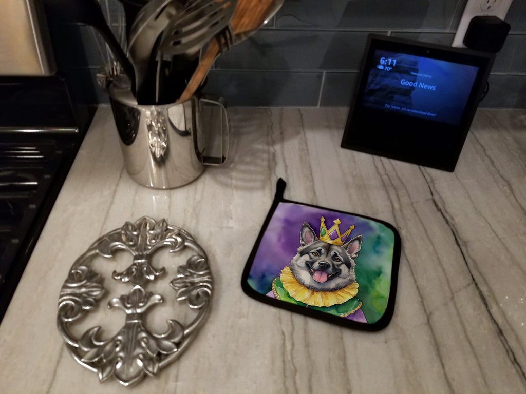 Norwegian Elkhound King of Mardi Gras Pot Holder Set of 2 Heat Resistant Quilted Hot Pads 7.5 x 7.5 Inch, Insulated Kitchen Trivets for Cooking & Baking