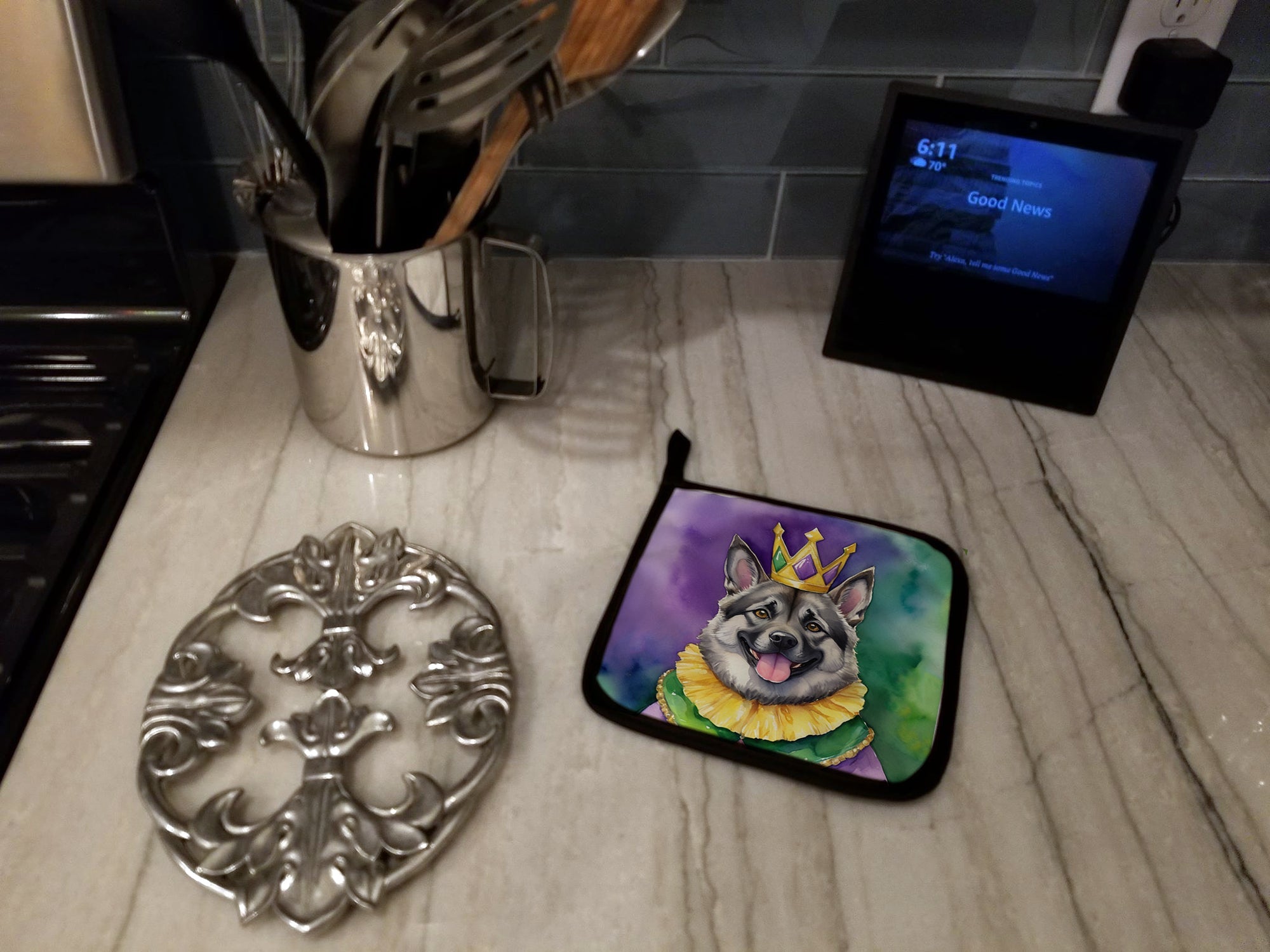 Norwegian Elkhound King of Mardi Gras Pot Holder Set of 2 Heat Resistant Quilted Hot Pads 7.5 x 7.5 Inch, Insulated Kitchen Trivets for Cooking & Baking