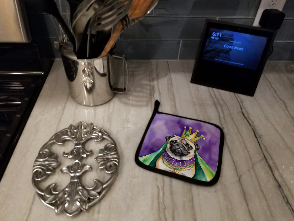 Pug King of Mardi Gras Pot Holder Set of 2 Heat Resistant Quilted Hot Pads 7.5 x 7.5 Inch, Insulated Kitchen Trivets for Cooking & Baking