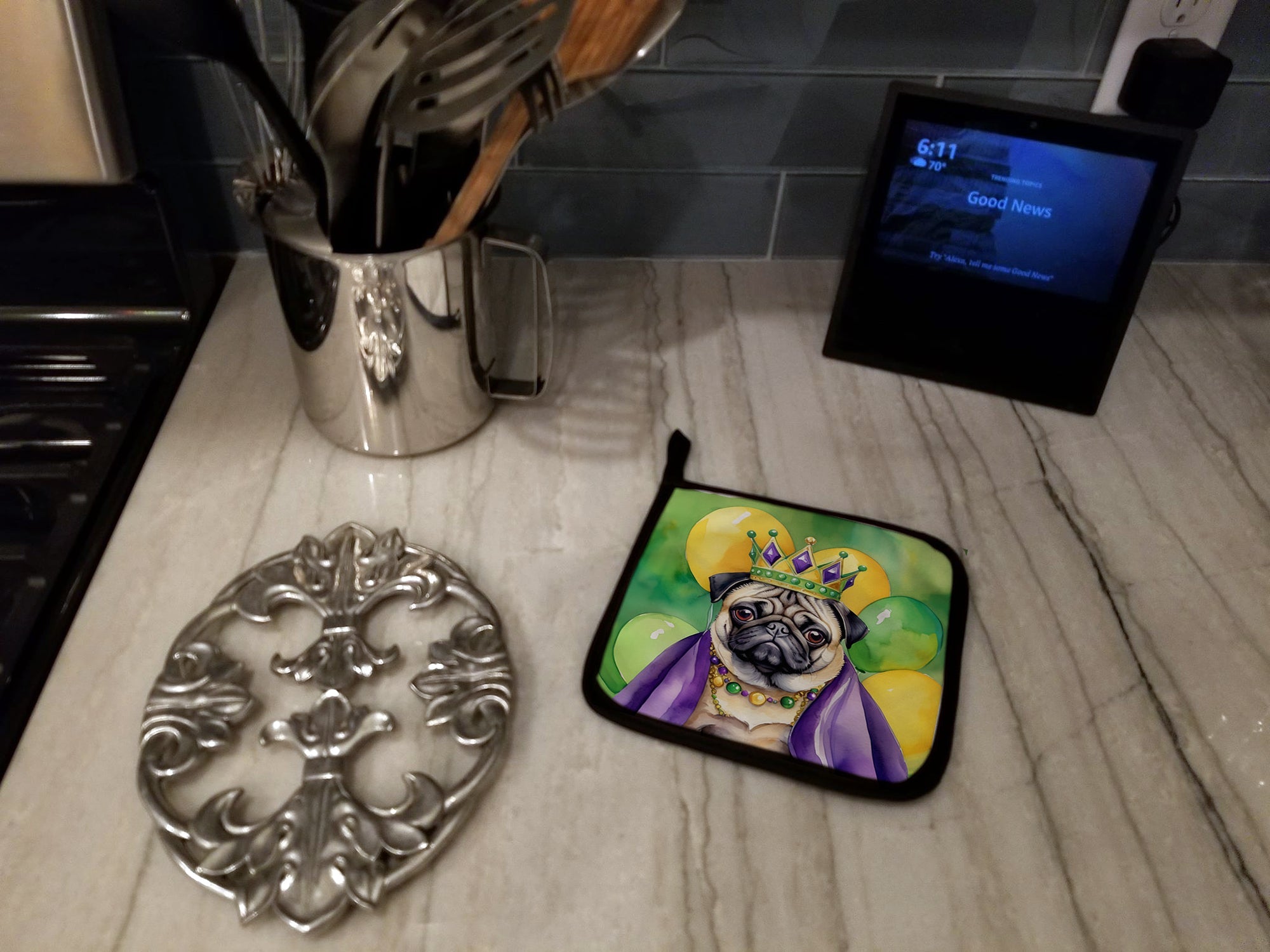 Pug King of Mardi Gras Pot Holder Set of 2 Heat Resistant Quilted Hot Pads 7.5 x 7.5 Inch, Insulated Kitchen Trivets for Cooking & Baking